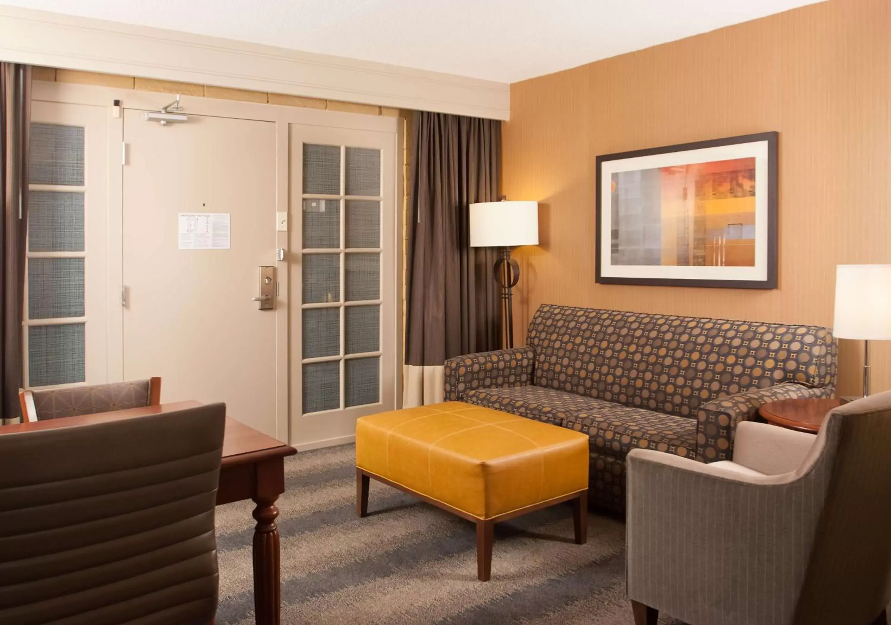 Bed, Seating Area in Embassy Suites by Hilton Bloomington/Minneapolis