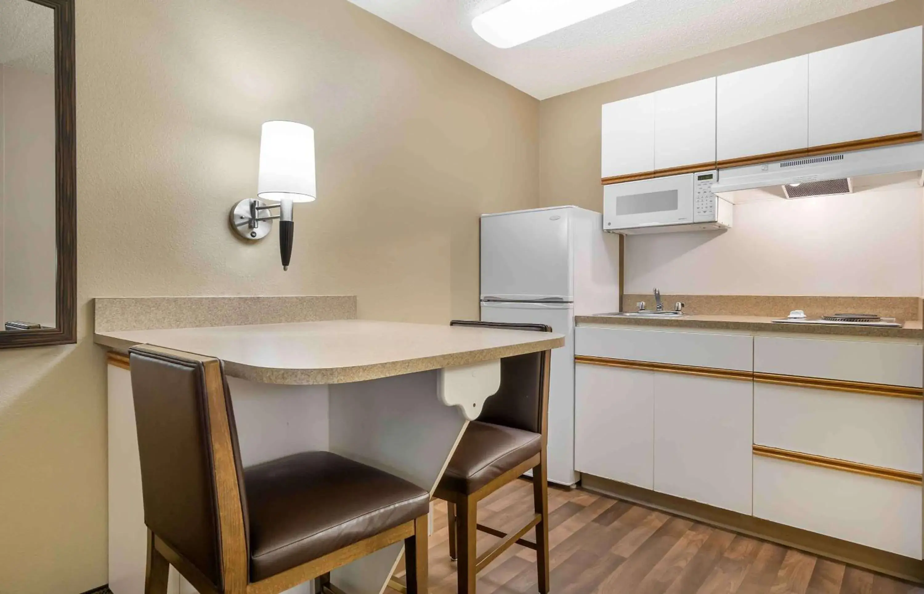 Bedroom, Kitchen/Kitchenette in Extended Stay America Suites - Seattle - Bellevue - Factoria