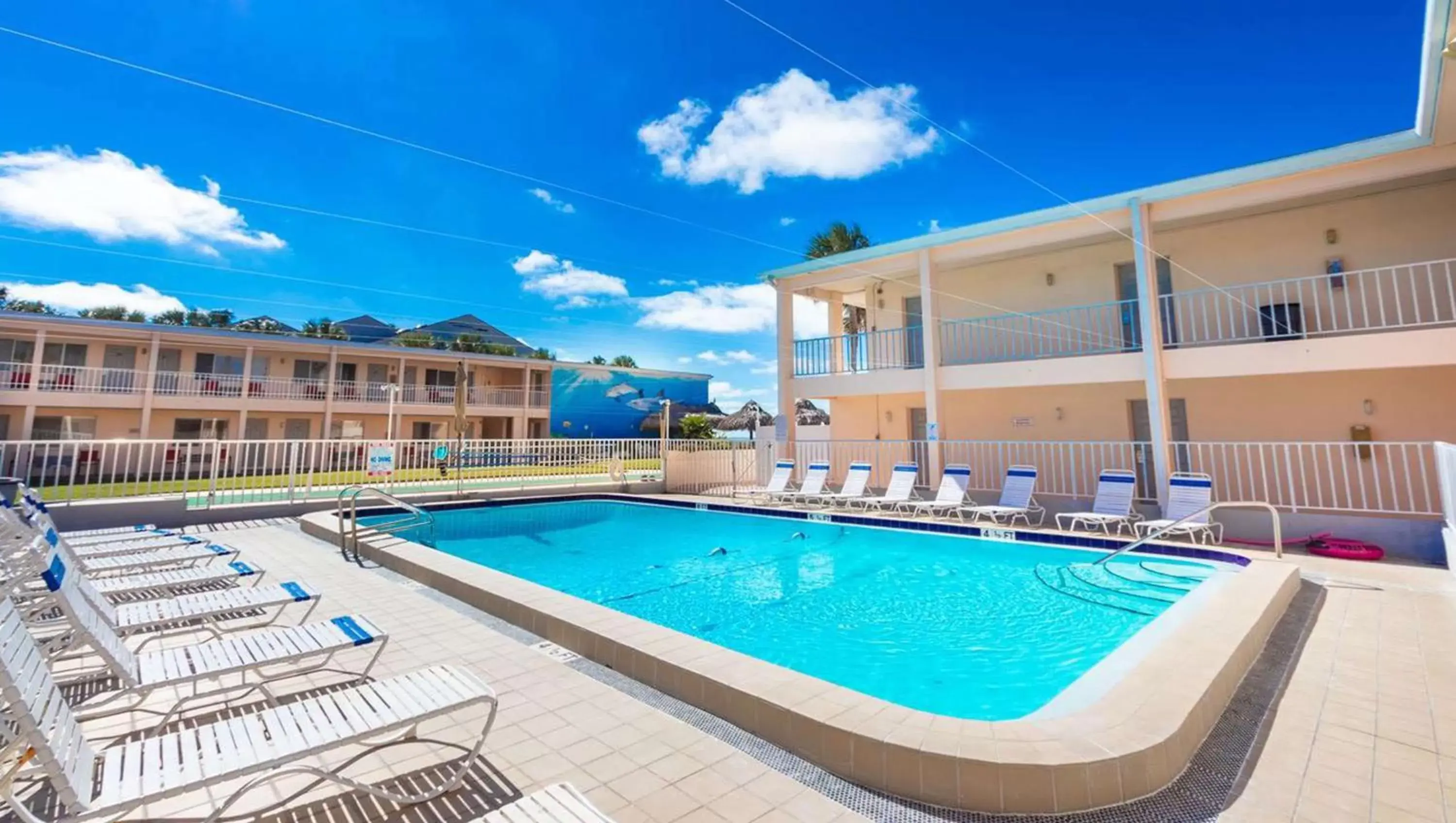 Swimming pool in Belleair Beach Resort Motel