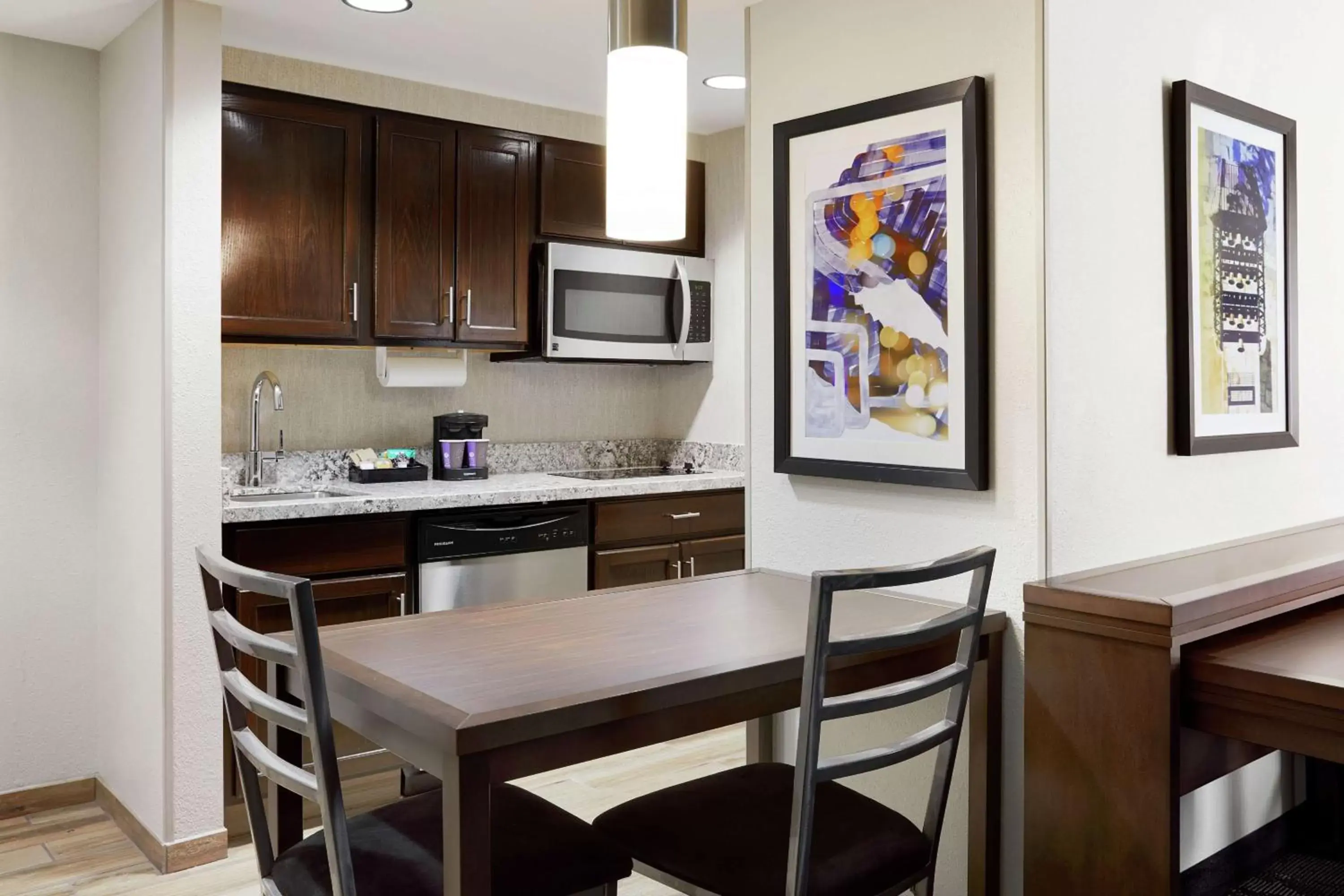 Living room, Kitchen/Kitchenette in Homewood Suites Champaign-Urbana