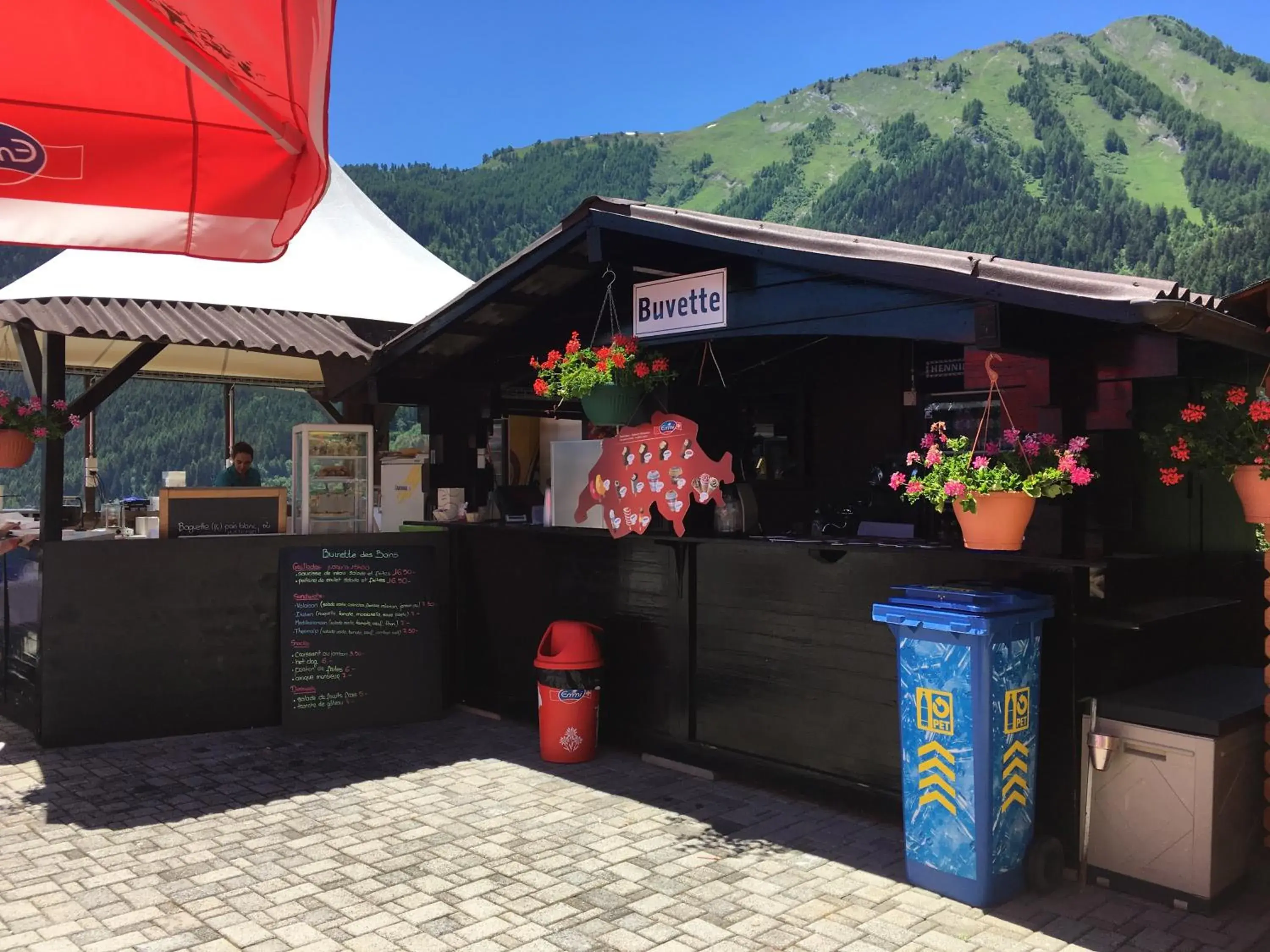 BBQ facilities, Staff in Hôtel des Bains d'Ovronnaz