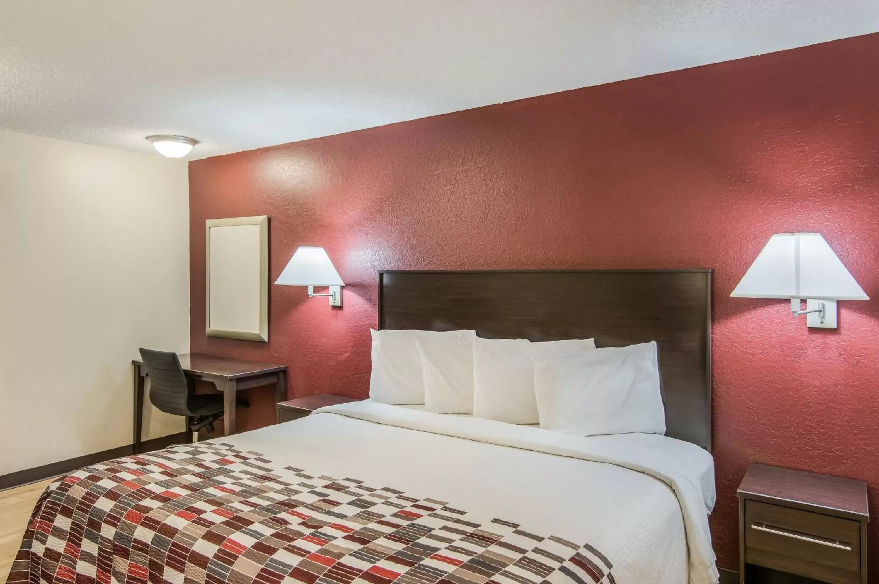 Photo of the whole room, Bed in Red Roof Inn & Suites Pensacola East - Milton