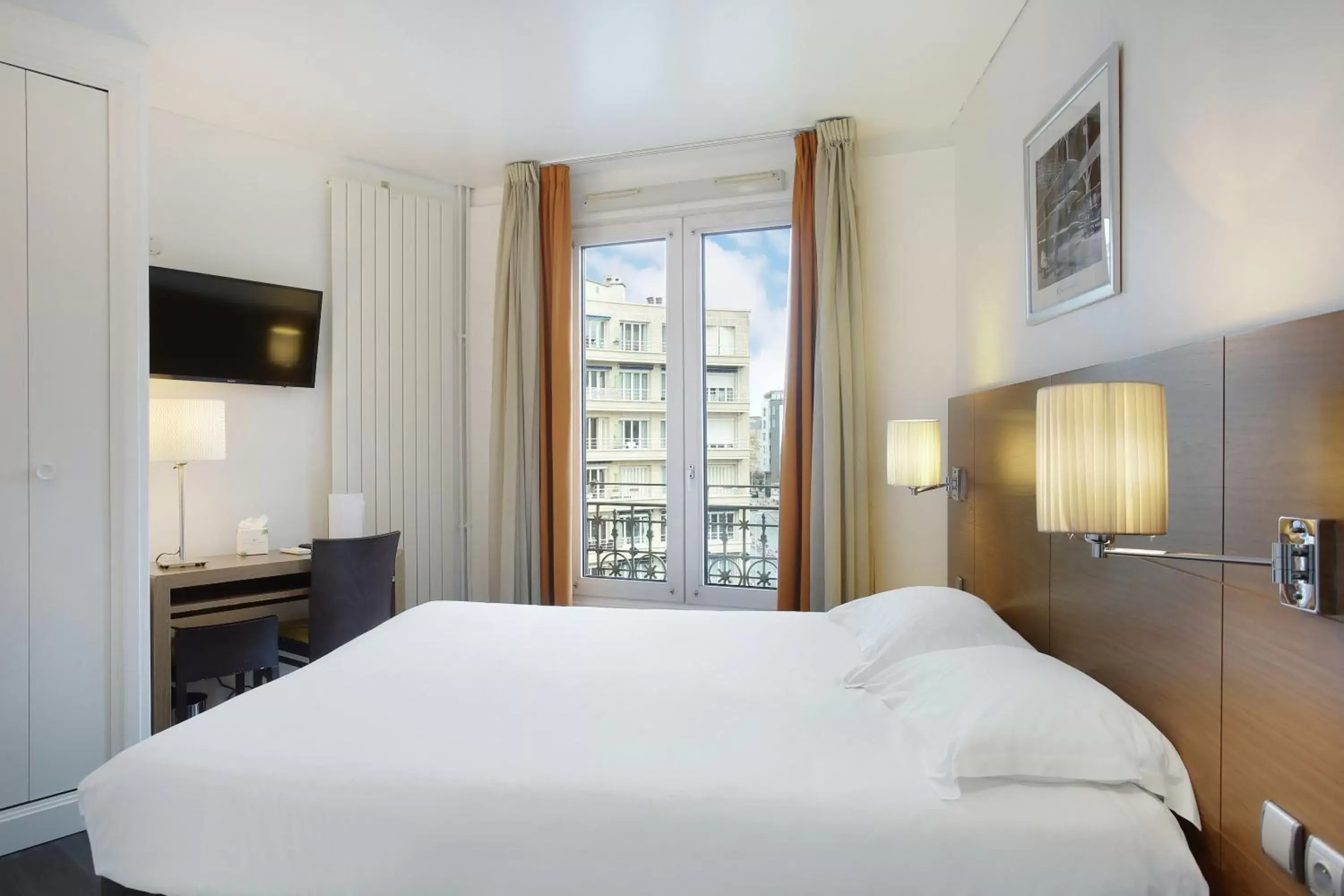 Bedroom, Bed in Hotel Gabriel Issy Paris