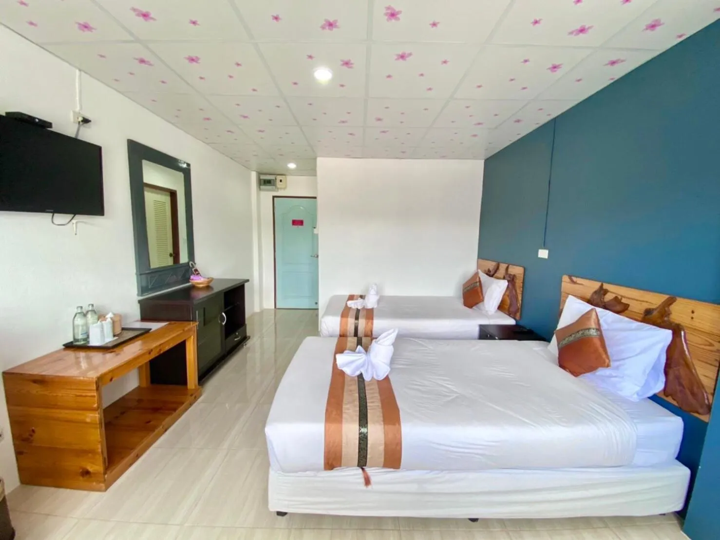 Bedroom, Bed in Diamond de pai