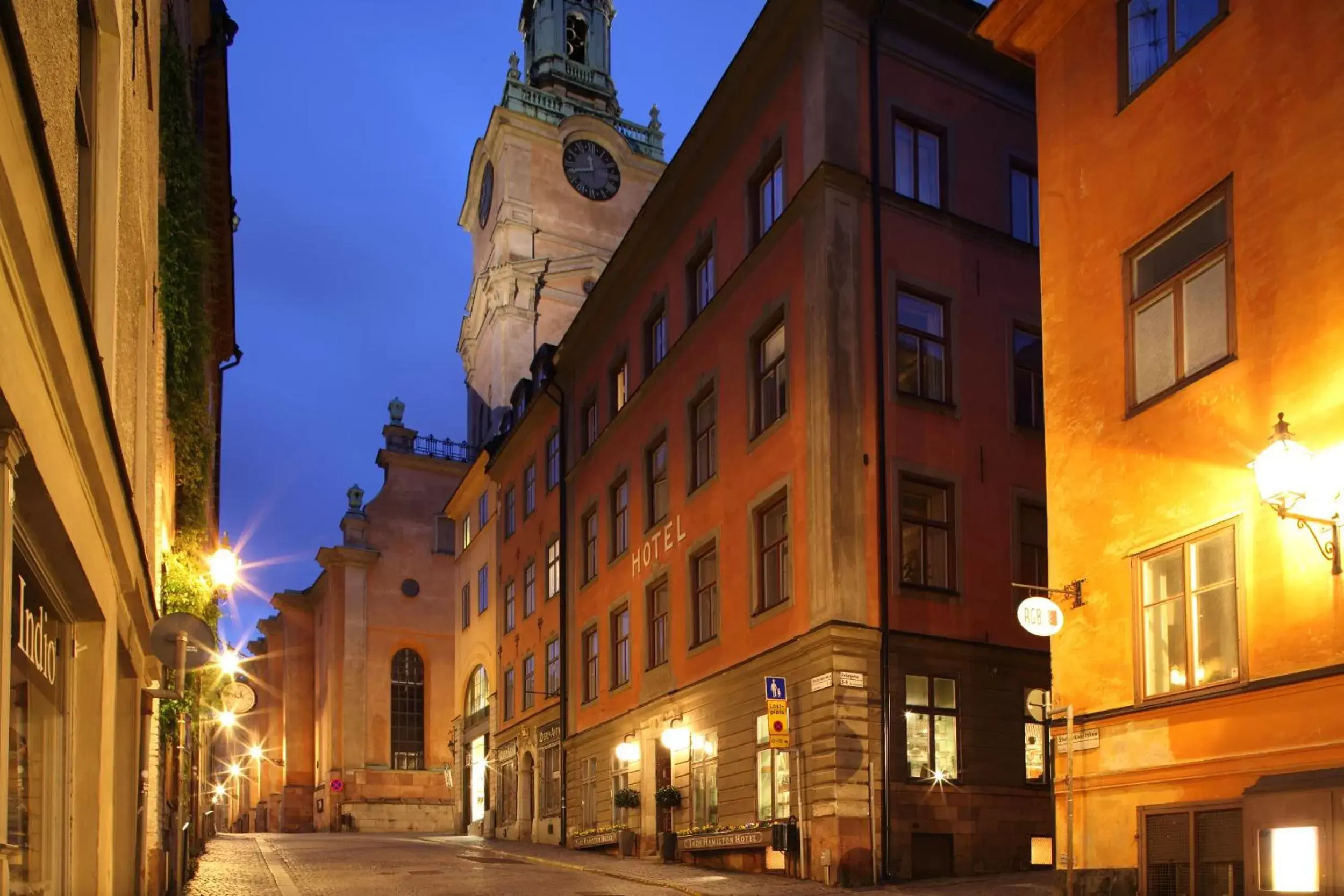 Facade/entrance in Lady Hamilton Apartments Facade/entrance in Lady Hamilton Apartments