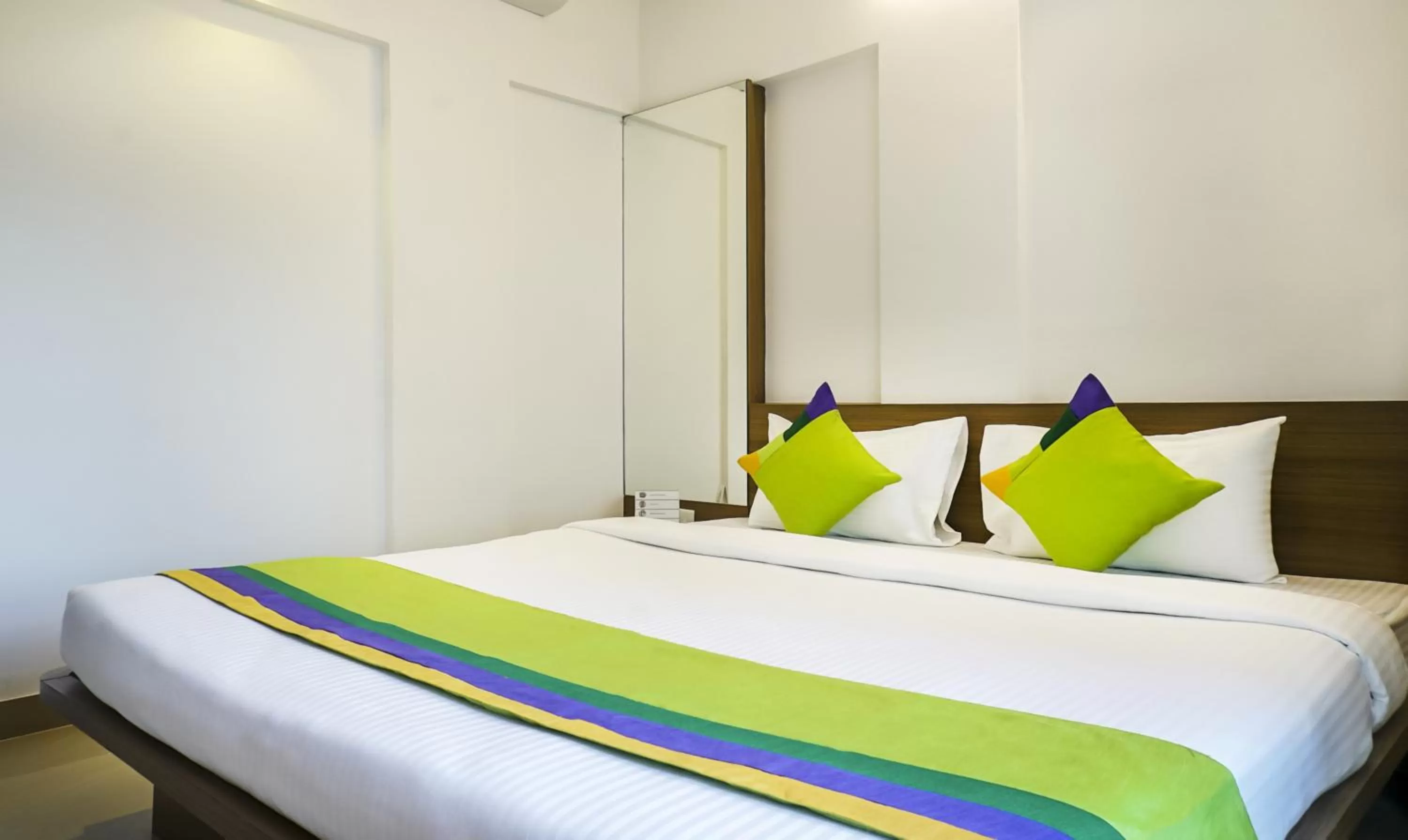 Bed in Treebo Luxe Suite, Shivaji Nagar