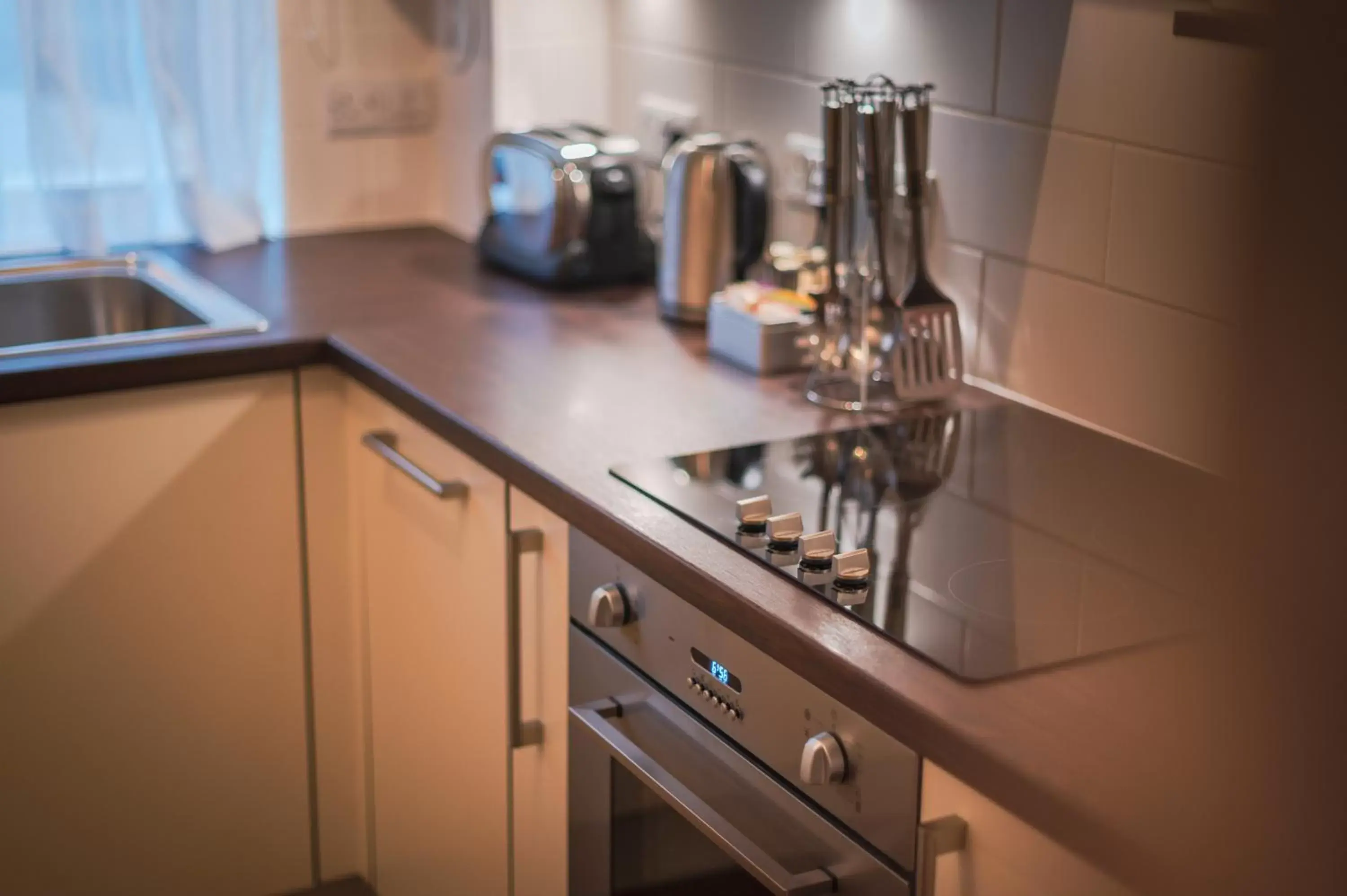 Coffee/tea facilities, Kitchen/Kitchenette in The Knight Residence by Mansley