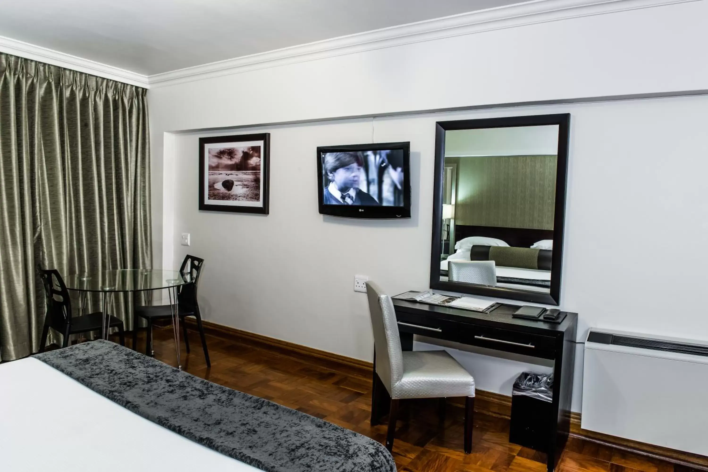 Bedroom, TV/Entertainment Center in Belaire Suites Hotel