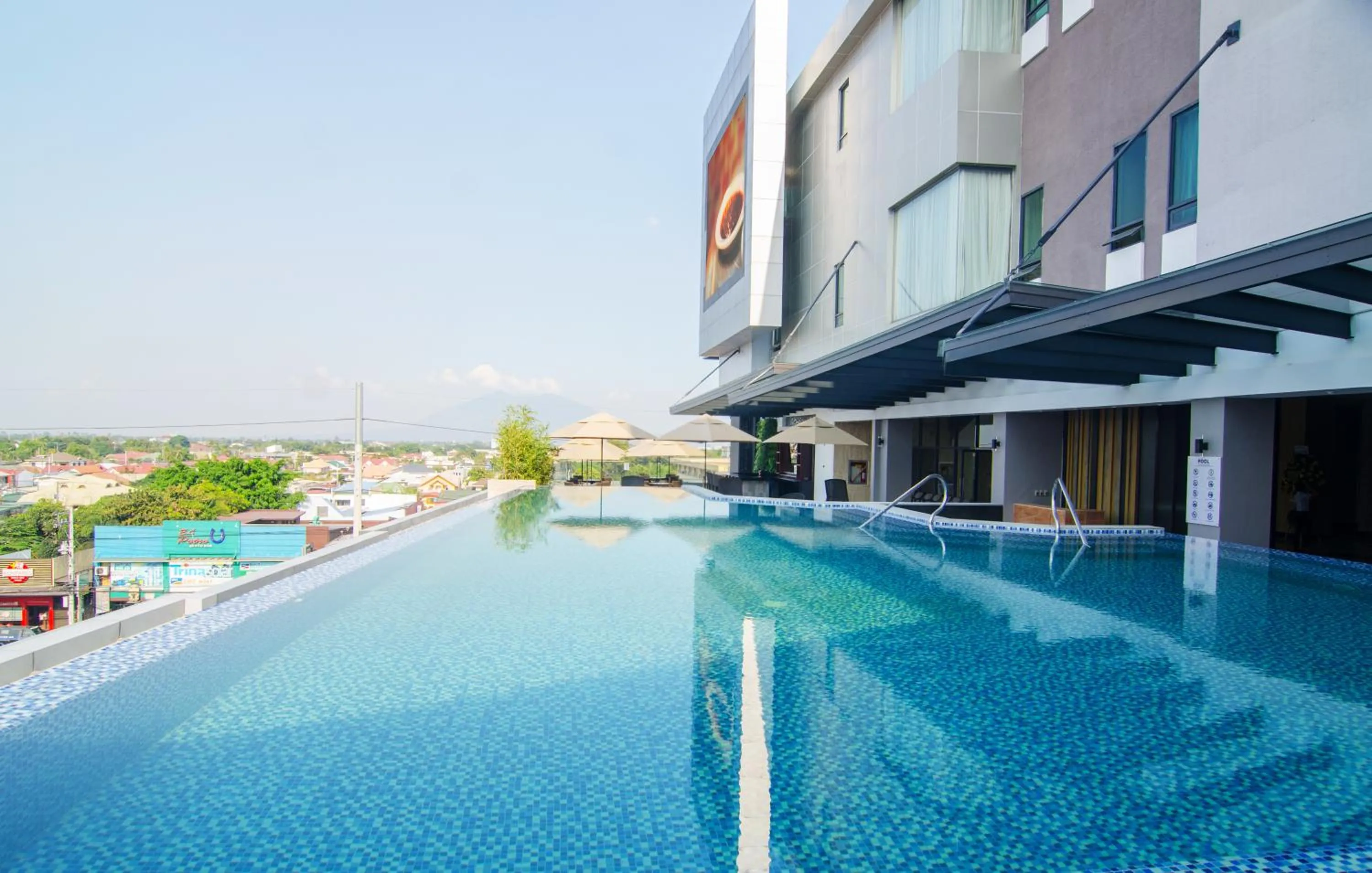 Property building in Best Western Plus Metro Clark