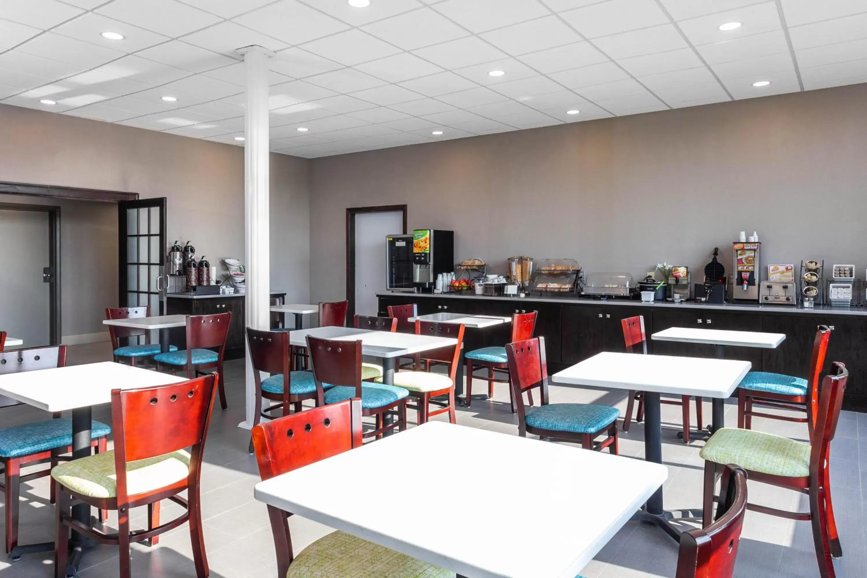 Restaurant/Places to Eat in Sleep Inn Terre Haute University Area