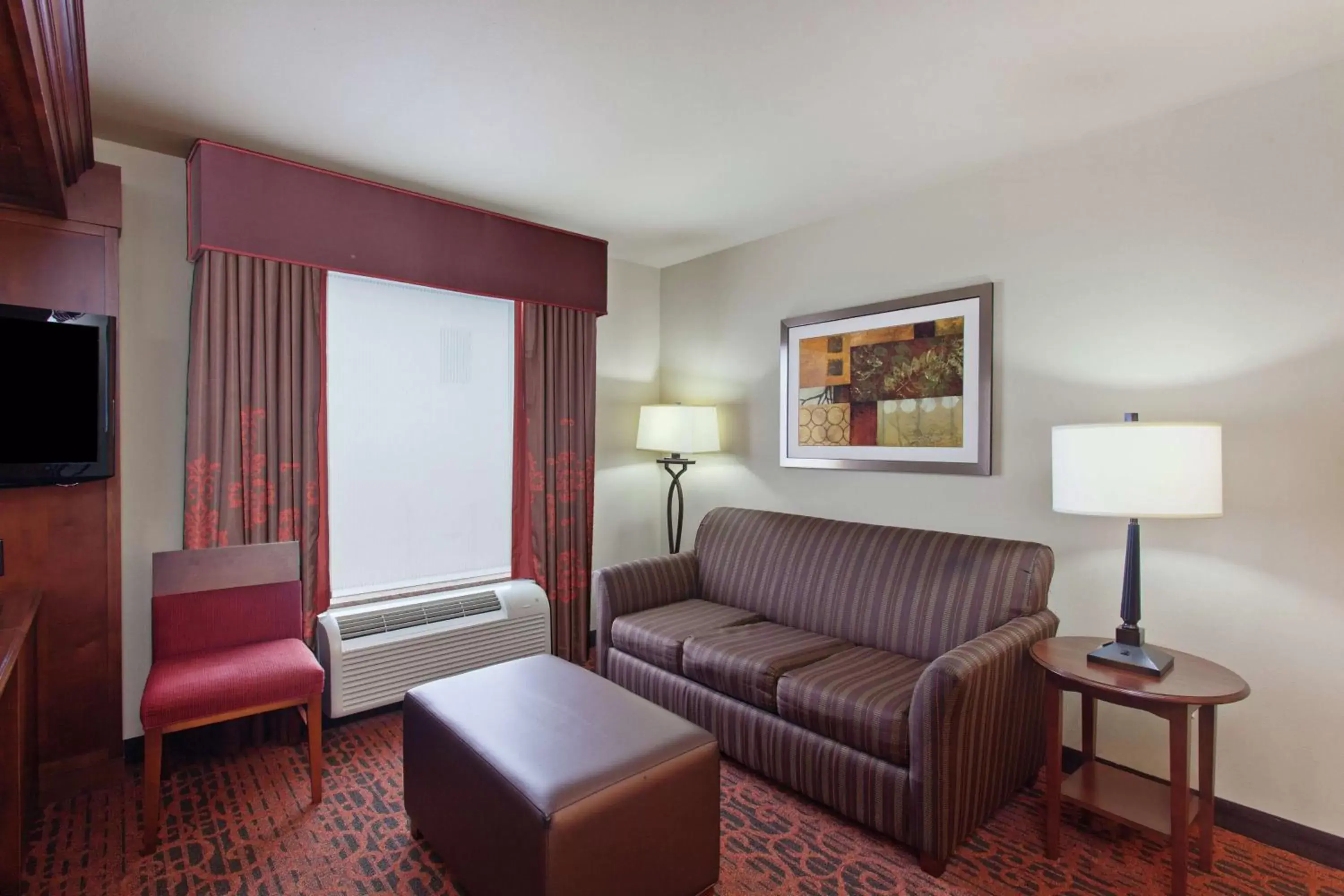 Bedroom, Seating Area in Hampton Inn and Suites Seattle - Airport / 28th Avenue