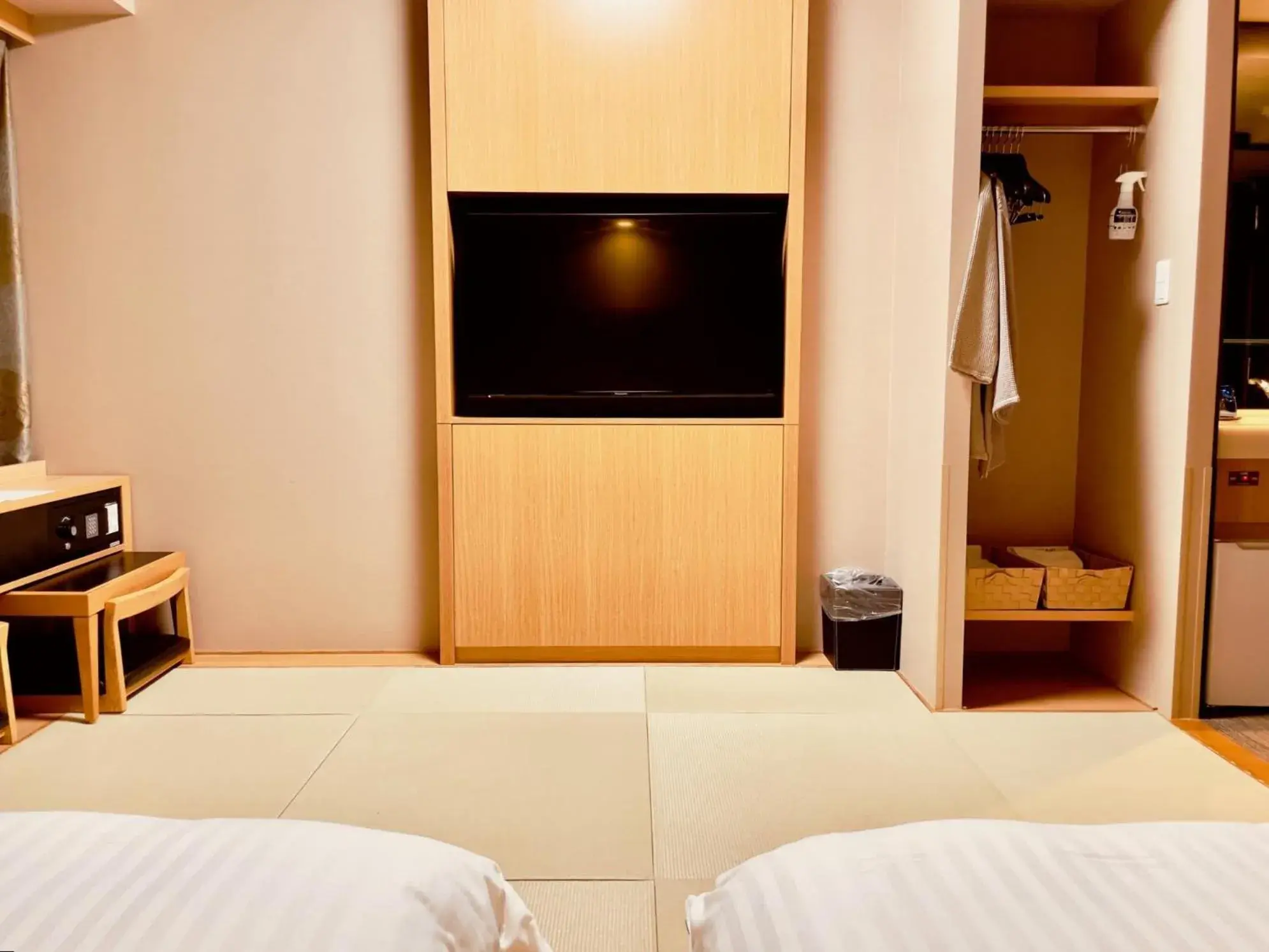 Bedroom, TV/Entertainment Center in Dormy Inn Premium Tokyo Kodenmacho