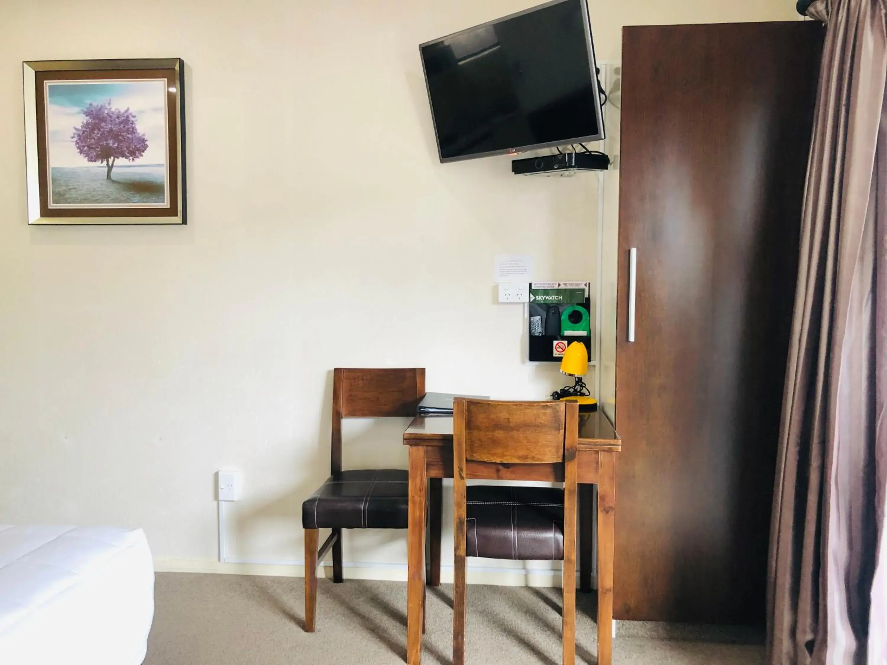 Bedroom, TV/Entertainment Center in Tudor Court Motor Lodge Hotel