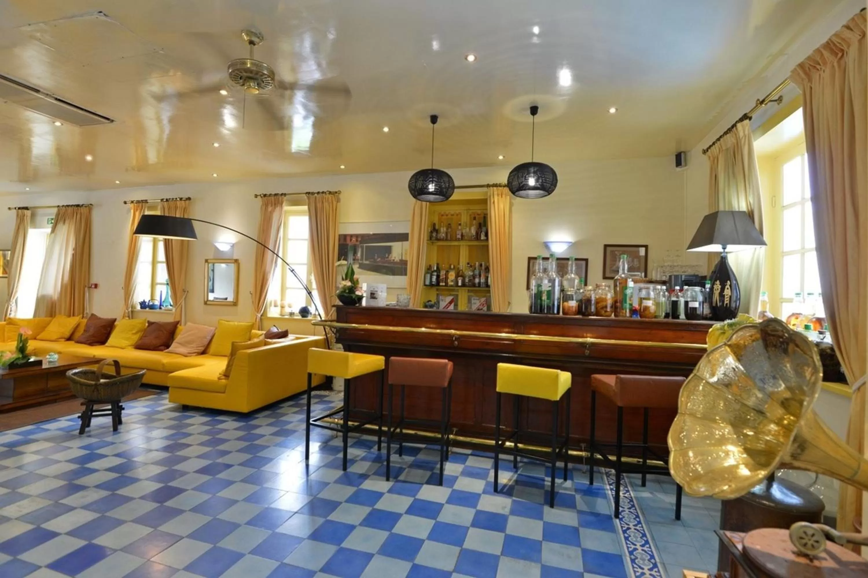 Lounge or bar in Le Juliette Dodu- Le charme d'un monument historique