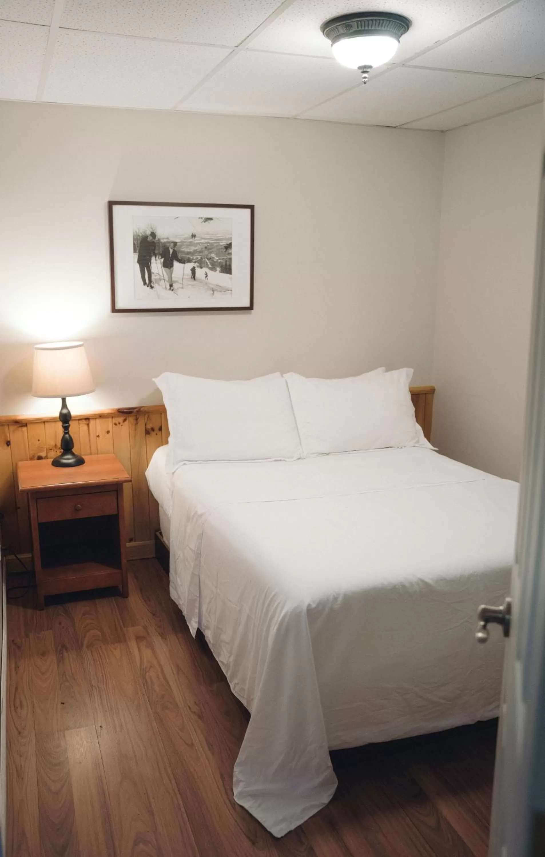 Bed in Le Montagnard, Auberge Hôtel & Chalets