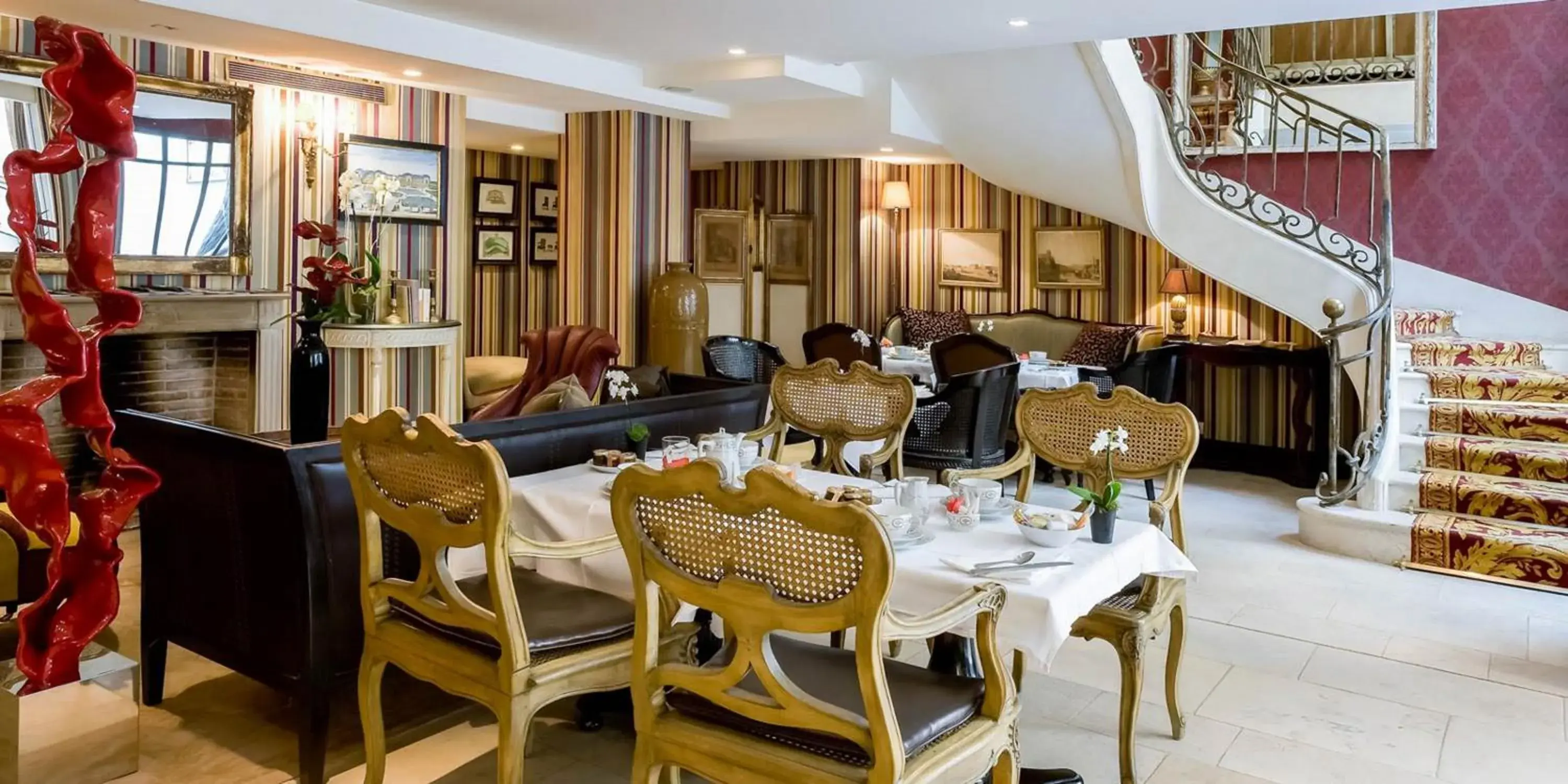 Buffet breakfast, Restaurant/Places to Eat in Chateaubriand Hotel