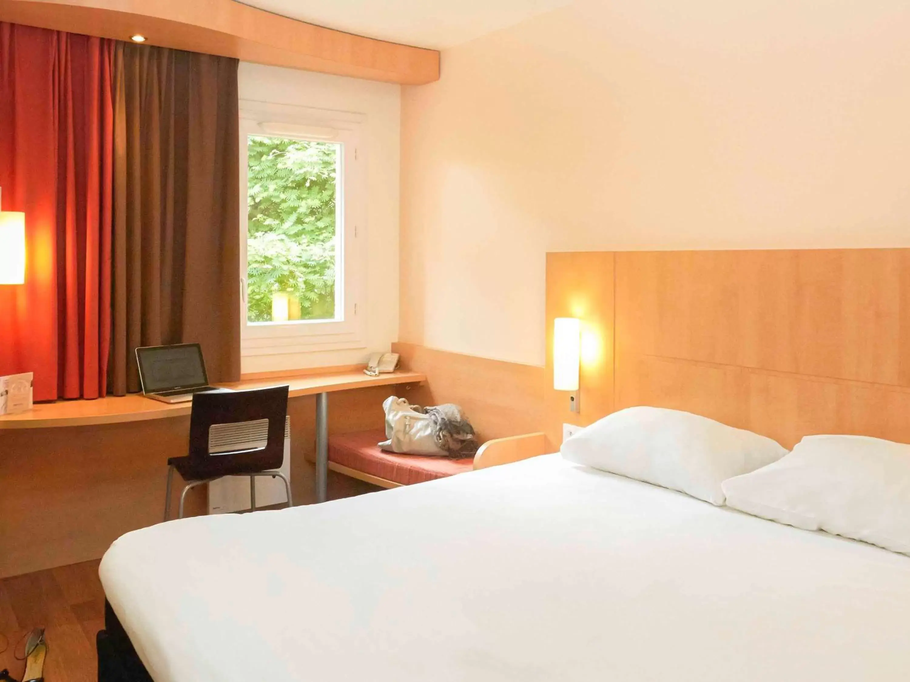 Photo of the whole room, Bed in ibis Chalon Sur Saone Nord