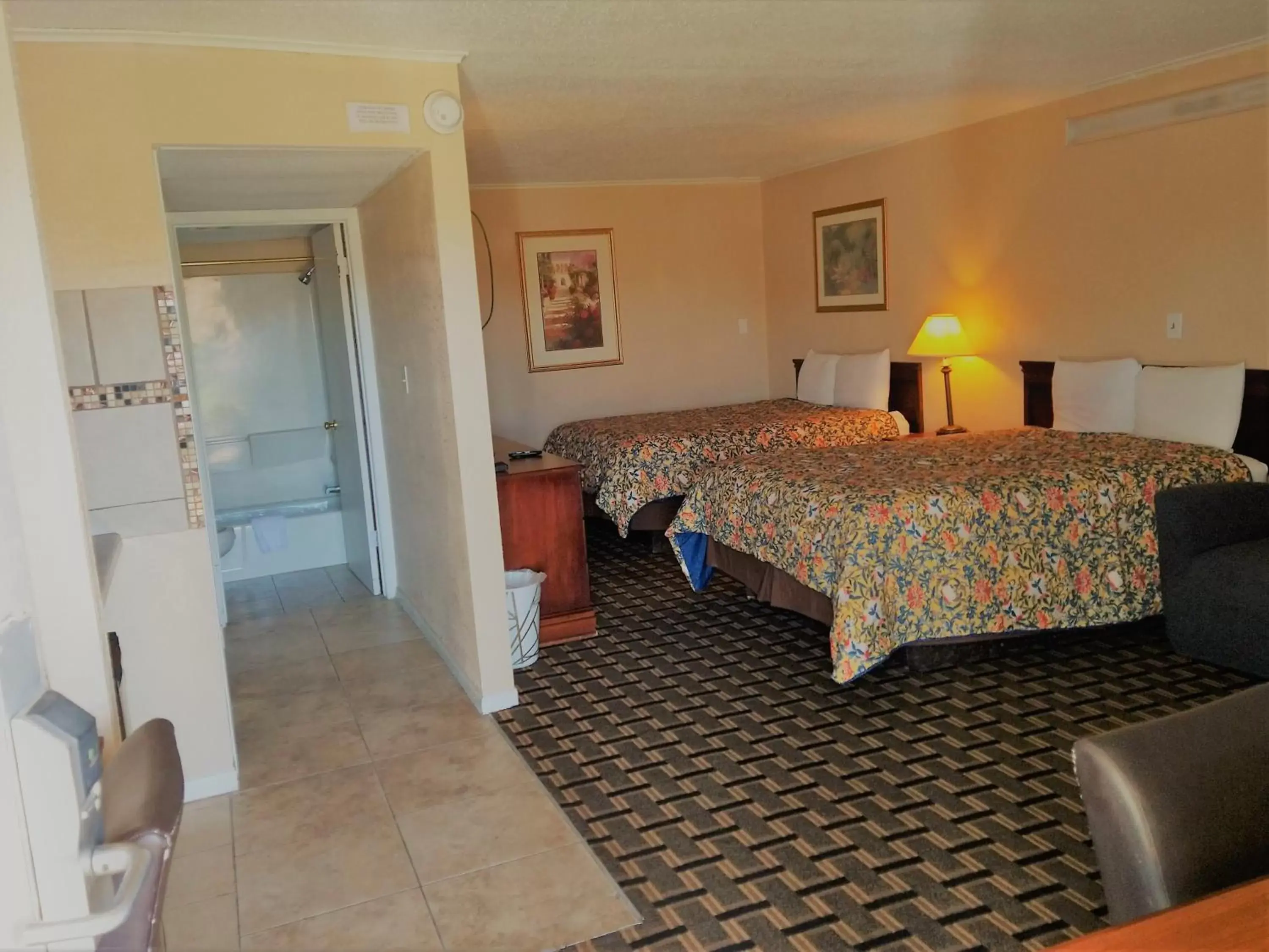 Photo of the whole room, Bed in Grandview Plaza Inn