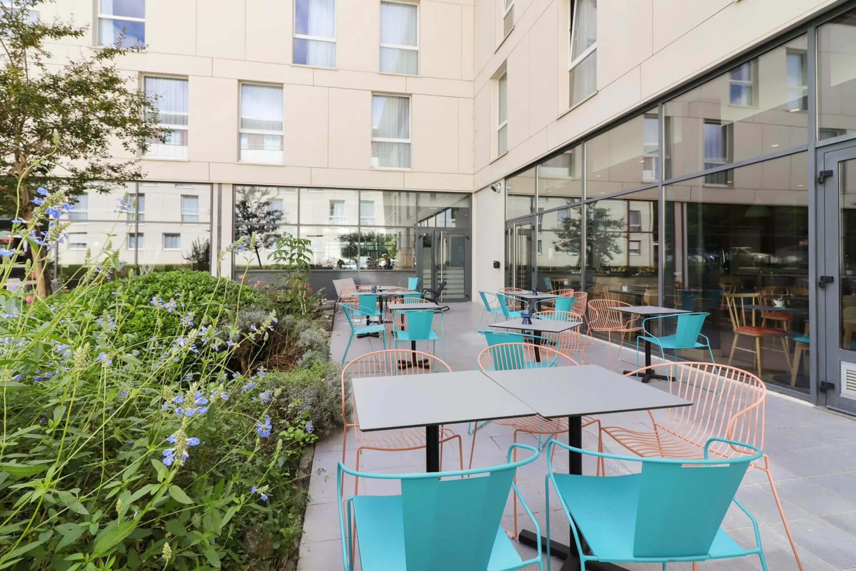 Patio, Restaurant/Places to Eat in Appart'City Confort Toulouse Diagora Labege