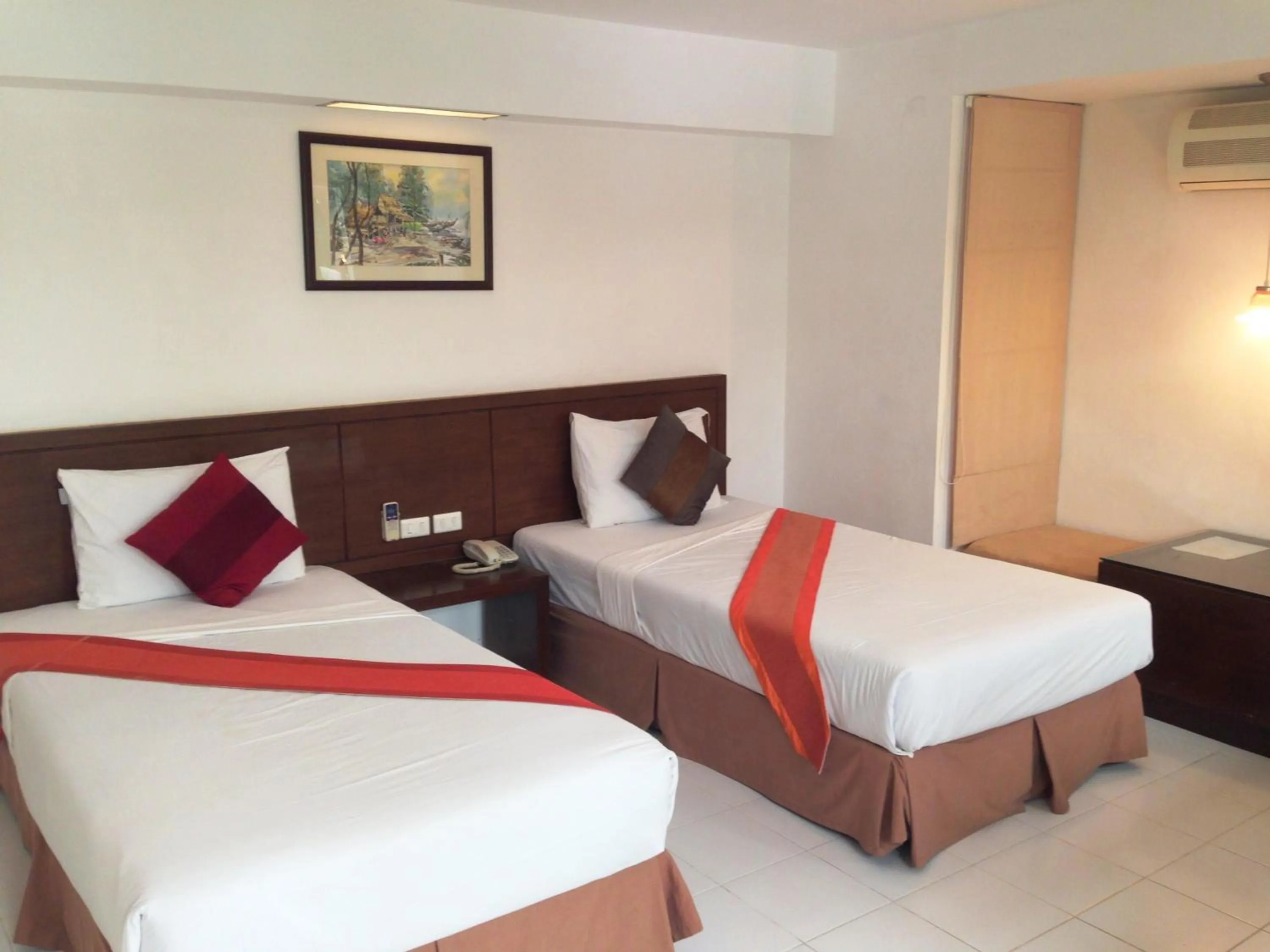 Photo of the whole room, Bed in Evergreen Resort