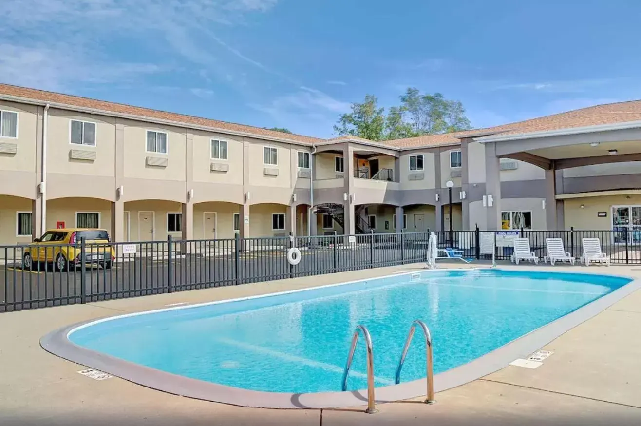 Facade/entrance, Swimming Pool in Days Inn & Suites by Wyndham Niagara Falls/Buffalo