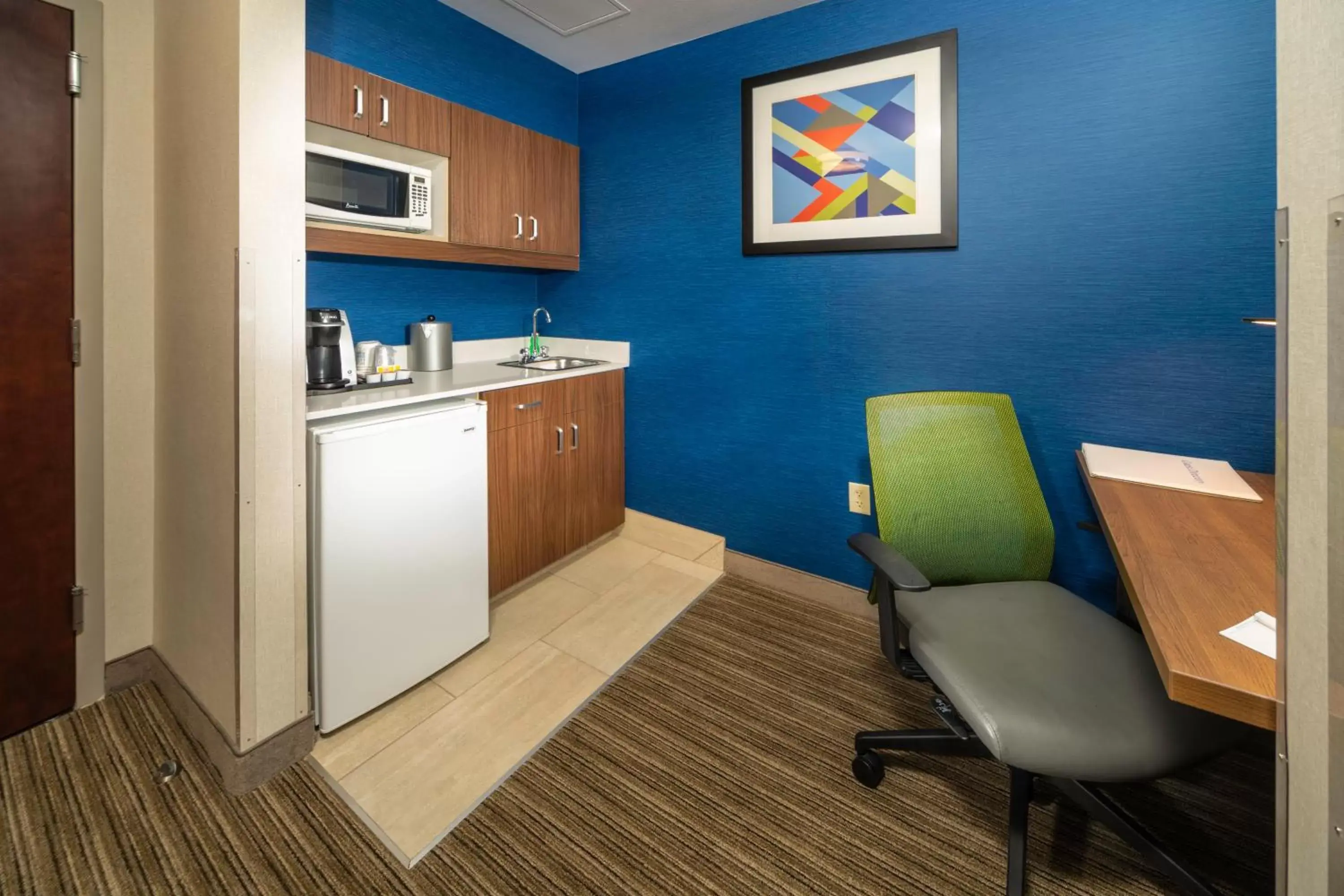 Photo of the whole room, Kitchen/Kitchenette in Holiday Inn Express Hotel & Suites Pasco-TriCities, an IHG Hotel