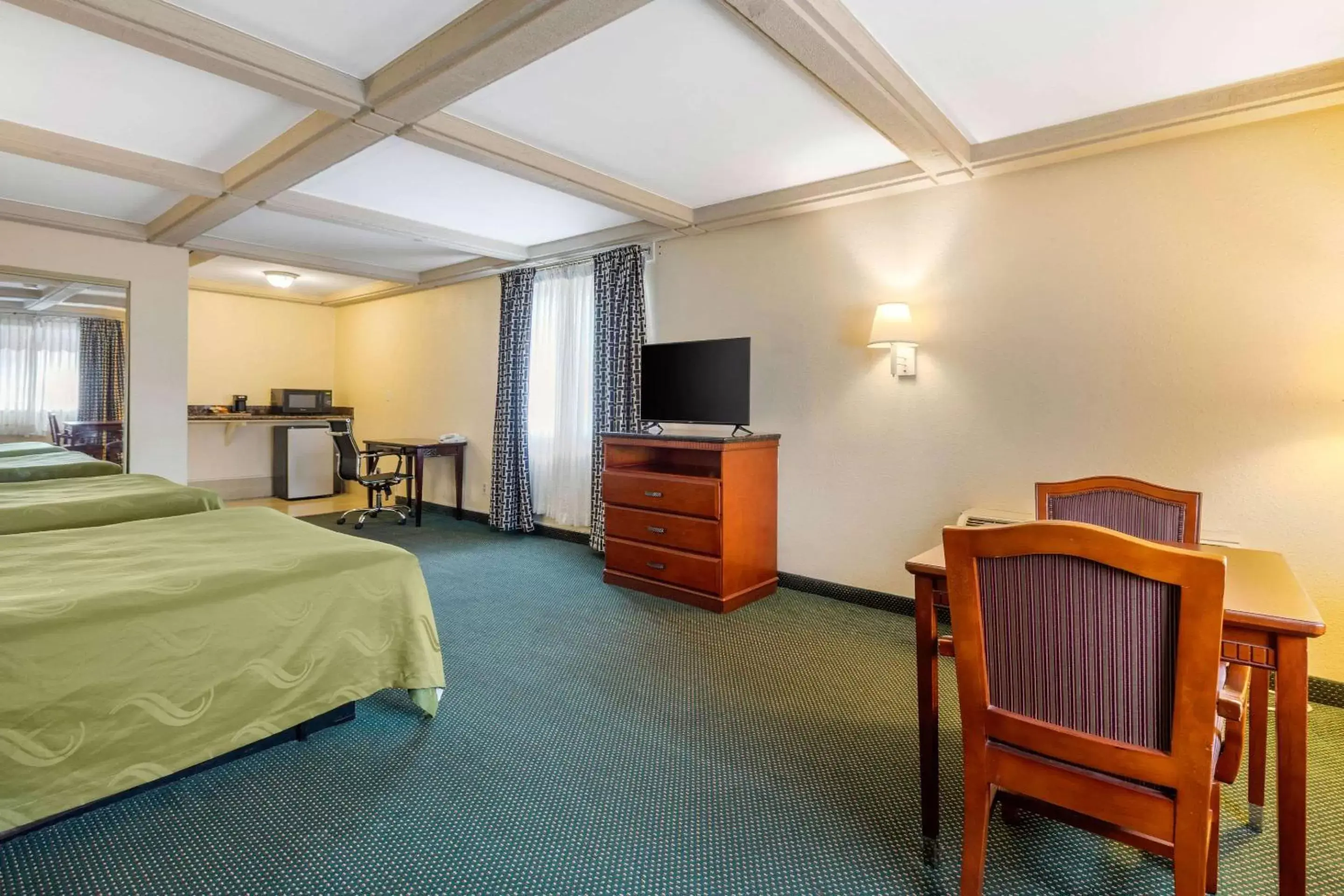Photo of the whole room, TV/Entertainment Center in Quality Inn Lomita-Los Angeles South Bay