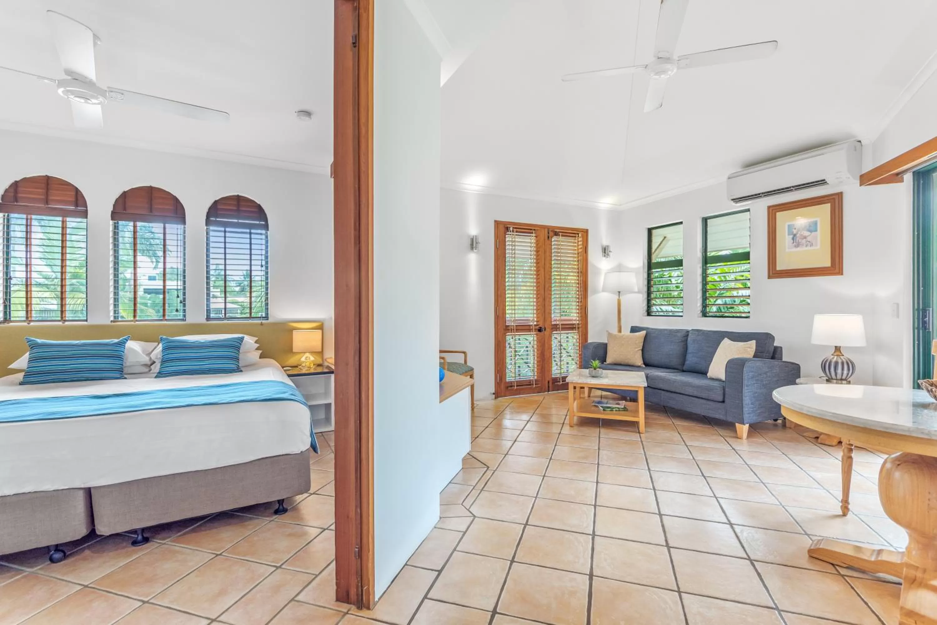 Living room, Bed in Martinique On Macrossan