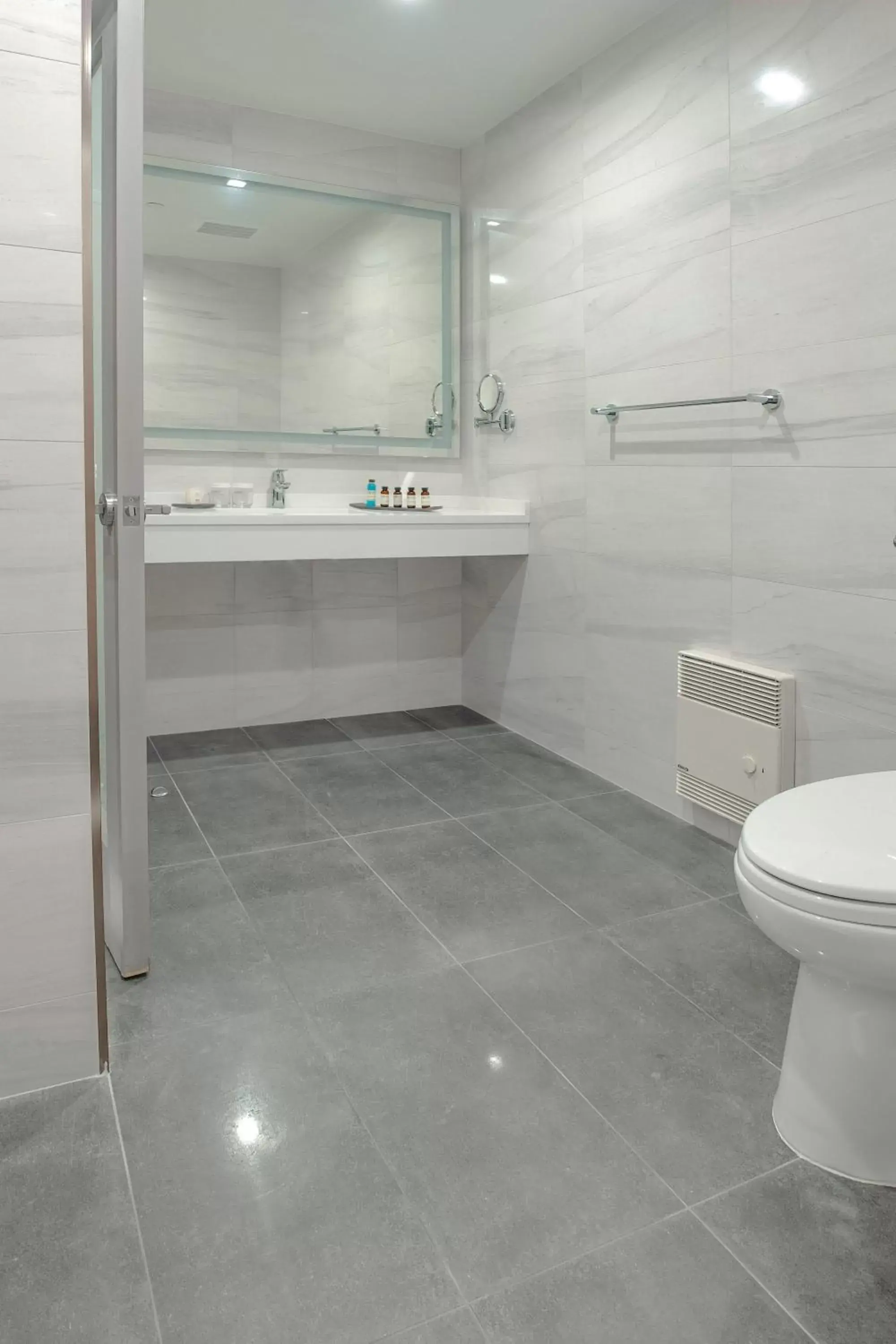 Toilet, Bathroom in Artezen Hotel