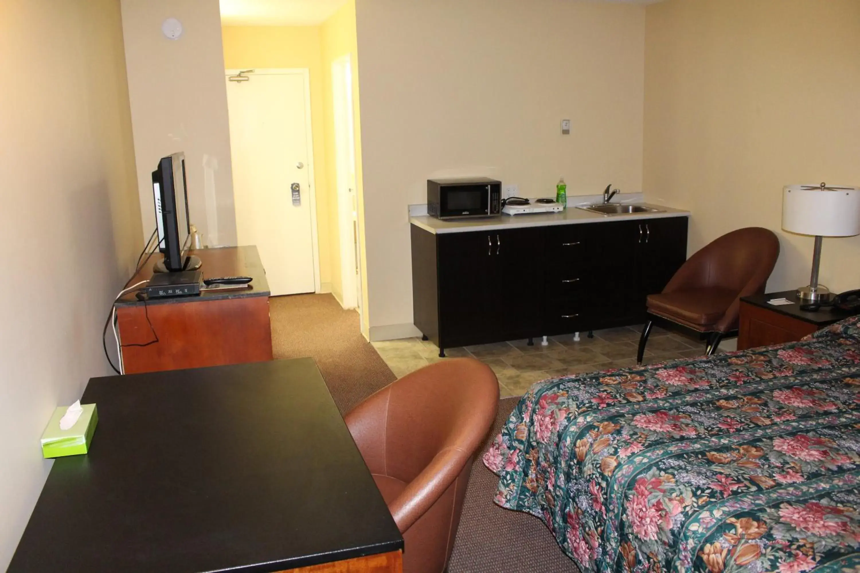 Bedroom, Seating Area in Travelodge by Wyndham Swift Current