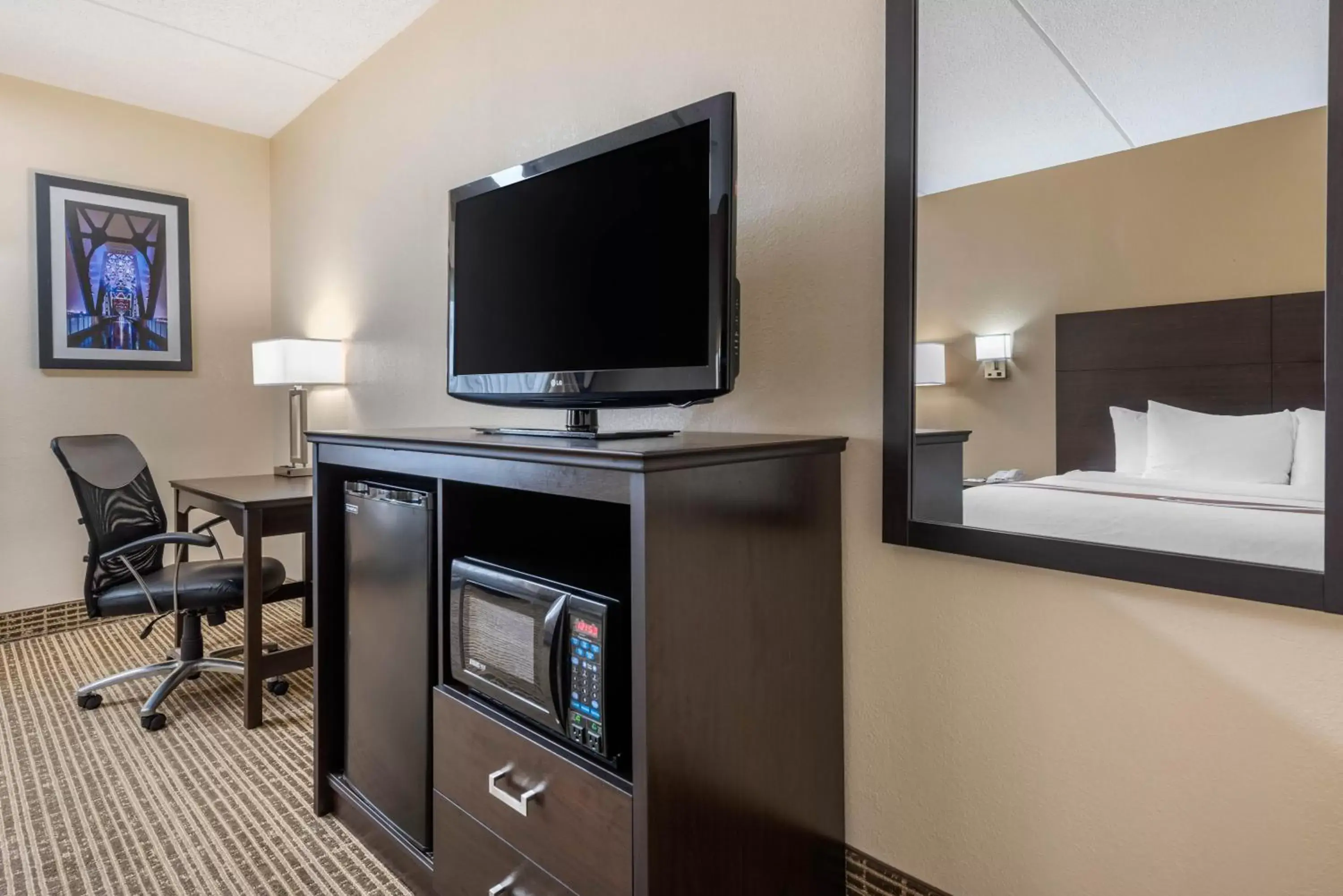 TV/Entertainment Center in Quality Inn Louisville