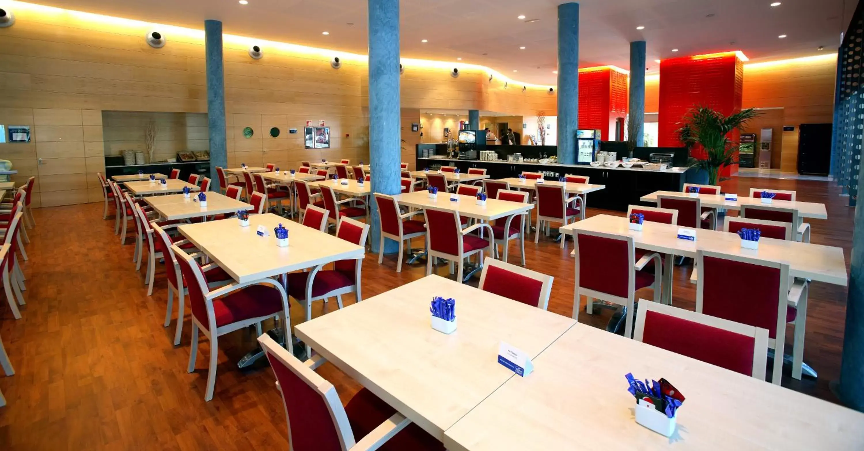 Restaurant/Places to Eat in Holiday Inn Express Molins de Rei