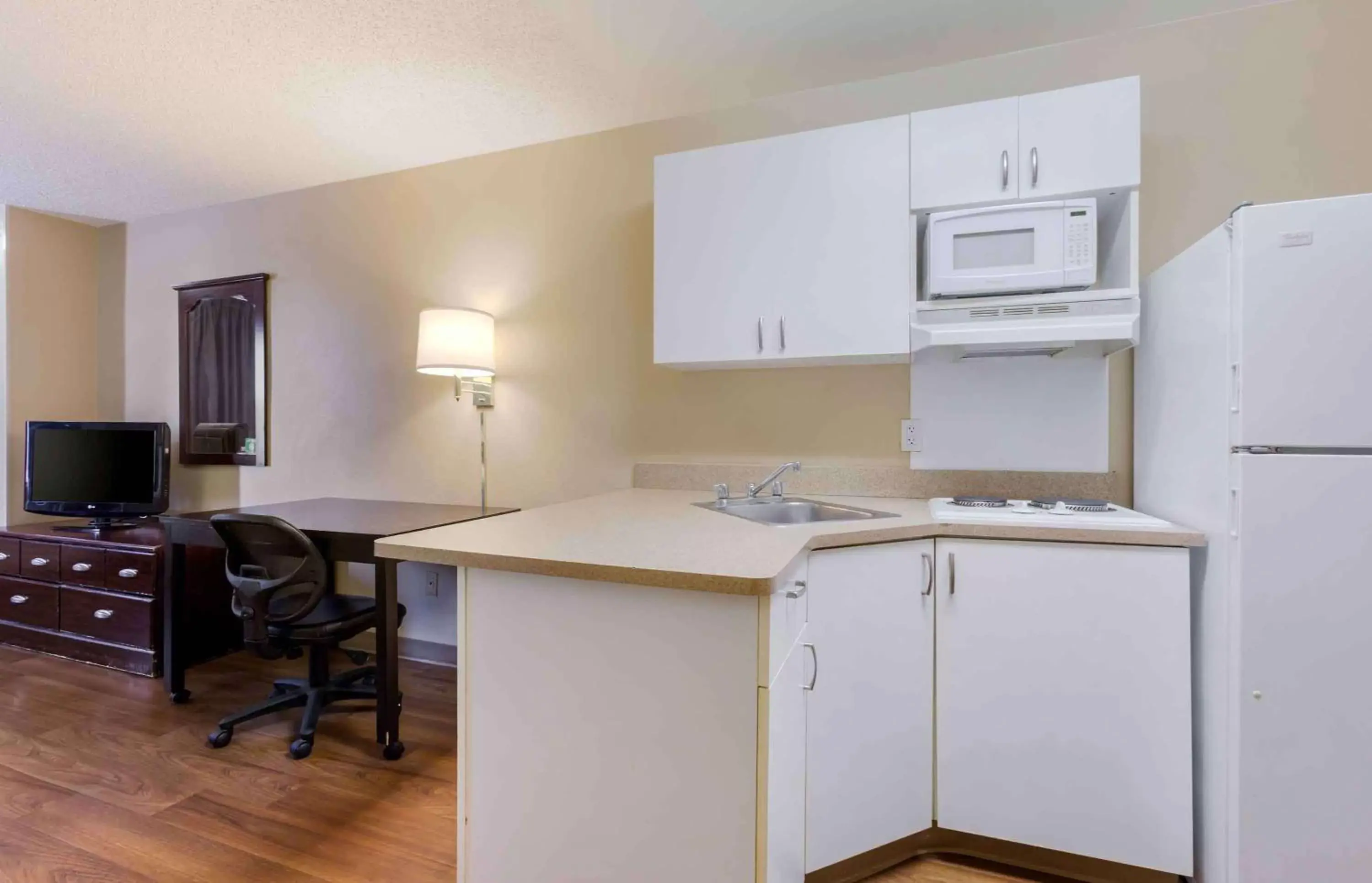 Bedroom, Kitchen/Kitchenette in Extended Stay America Suites - Phoenix - Airport