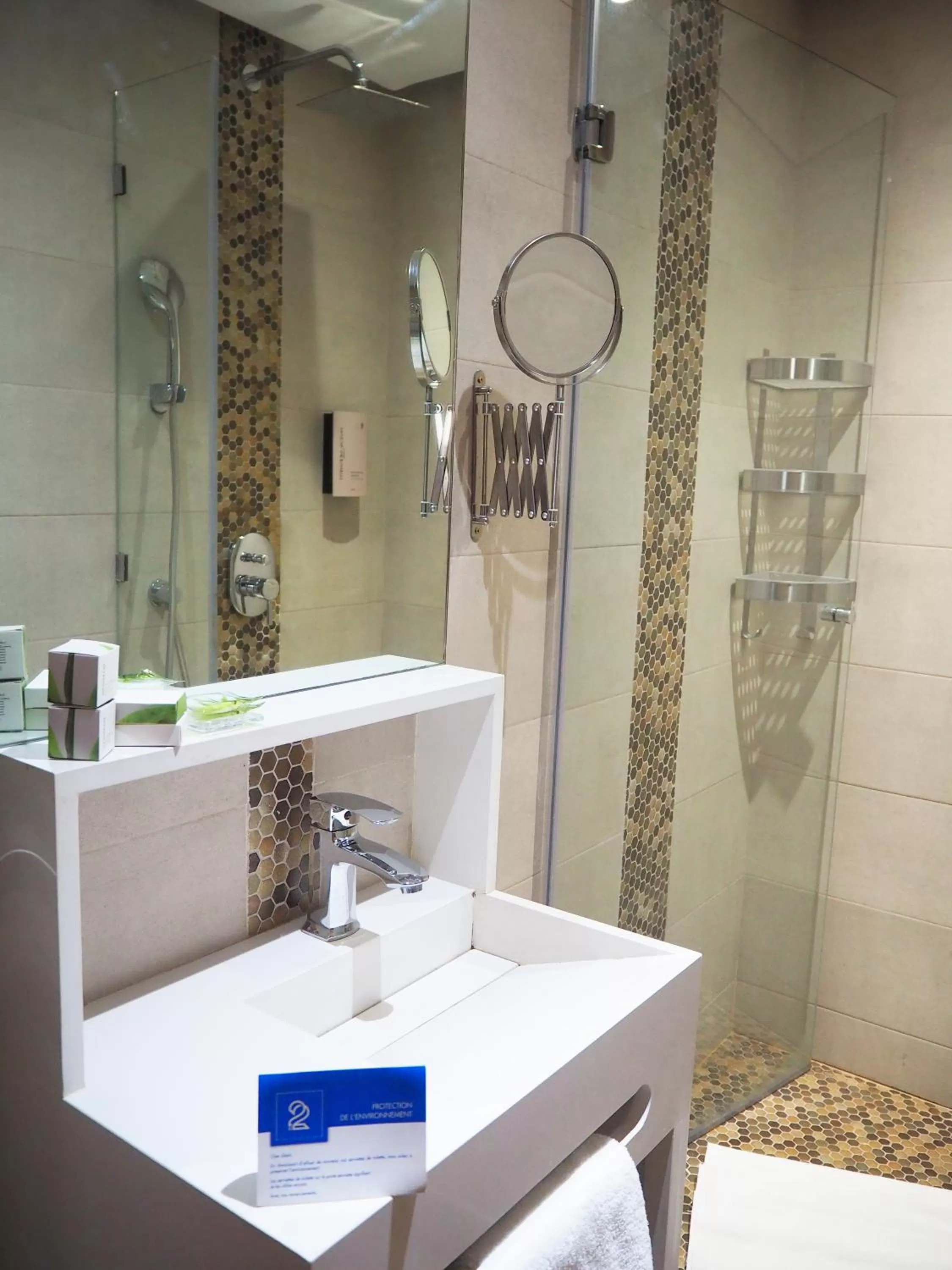 Shower in Le 22 Appart'Hotel