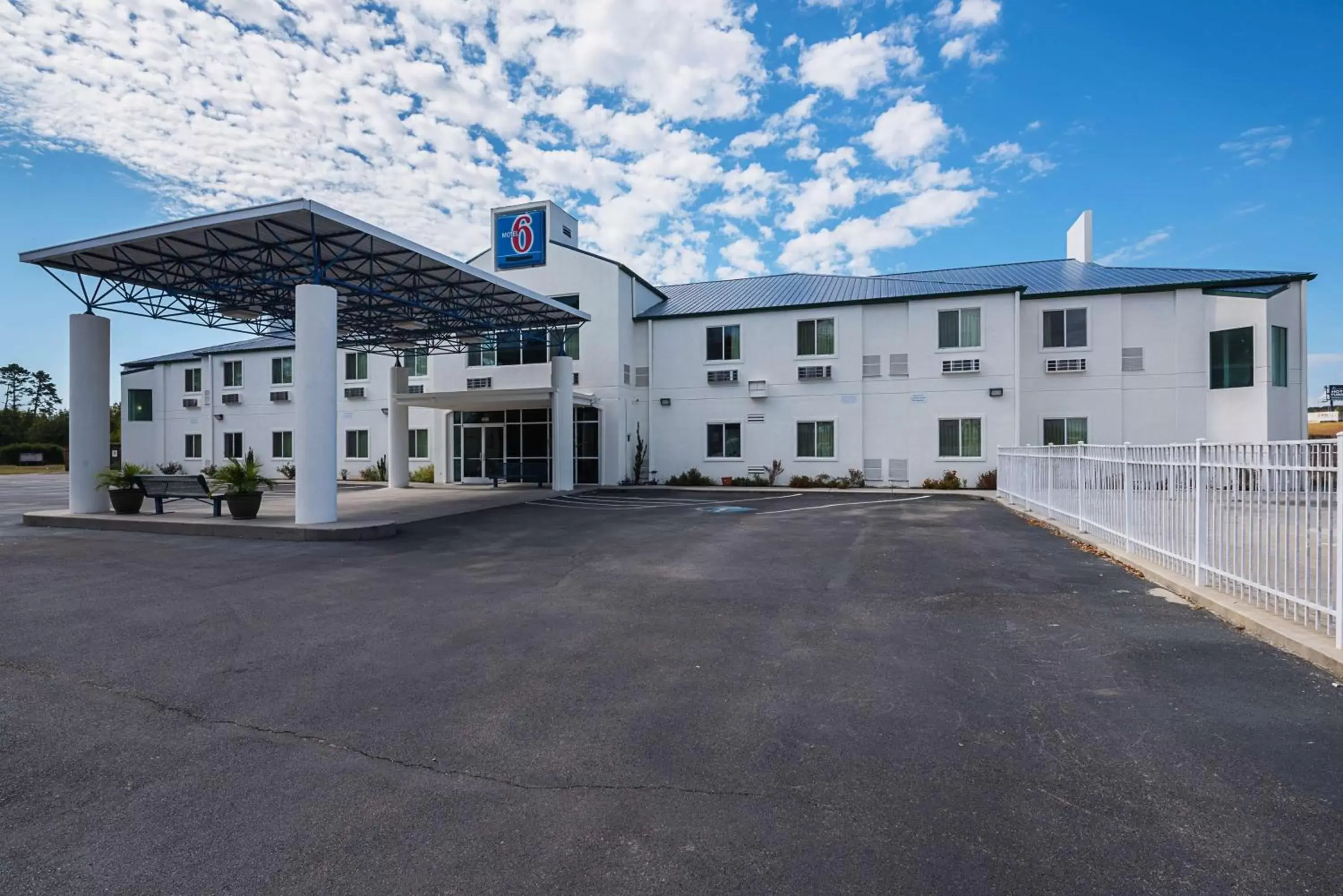 Property Building in Motel 6 Athens