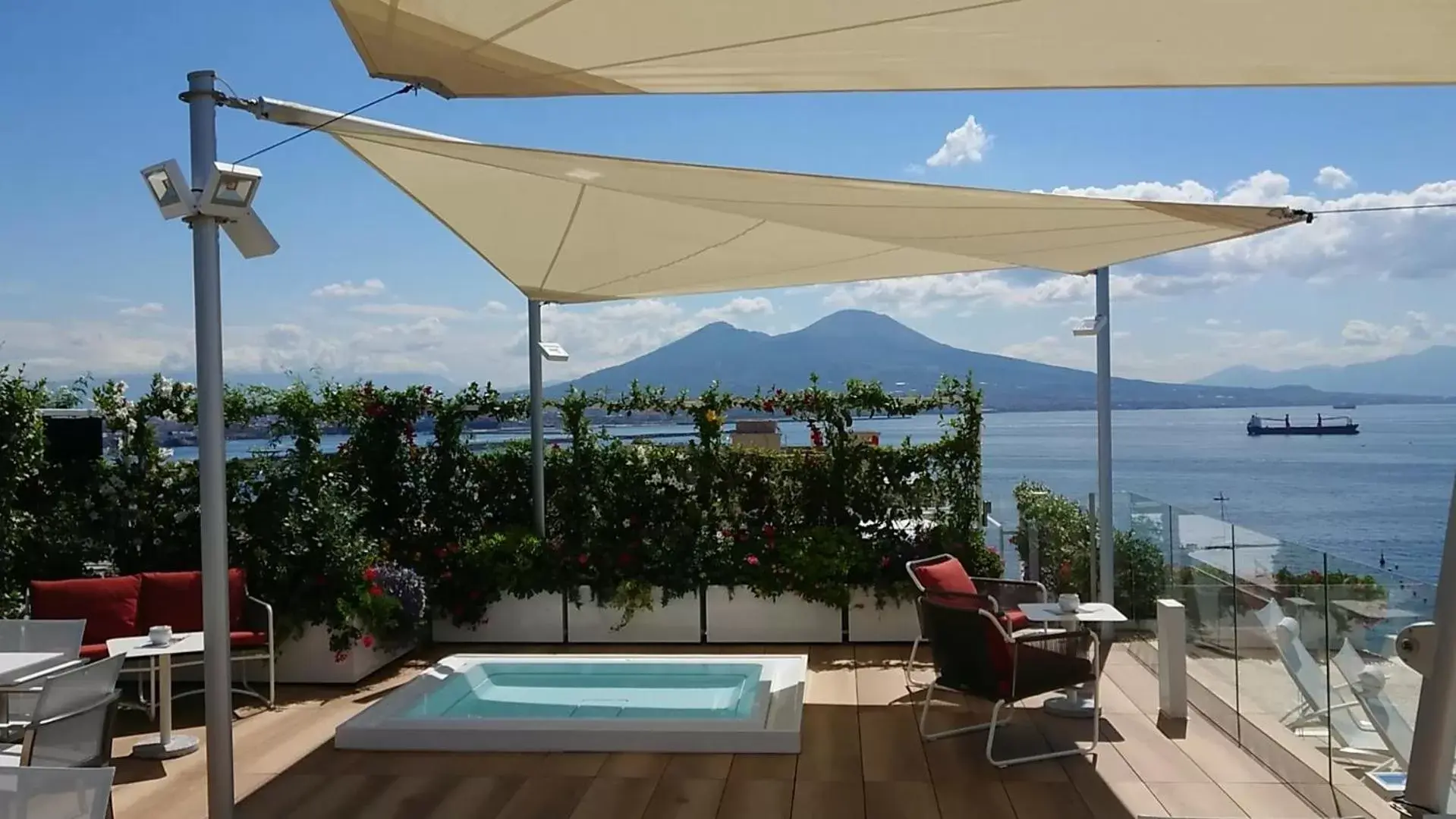 Restaurant/places to eat, Swimming Pool in Grand Hotel Vesuvio