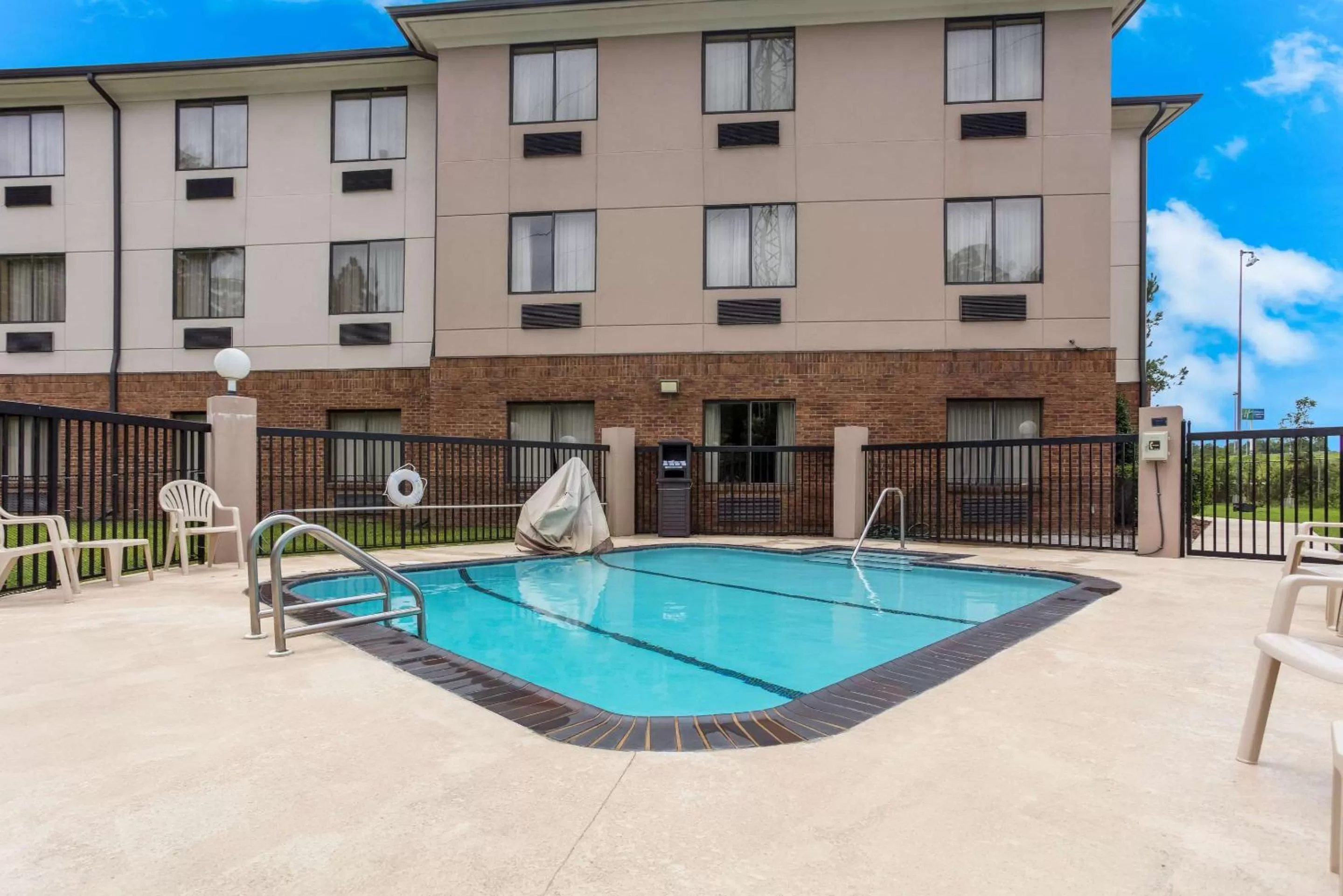 Swimming pool in Comfort Suites North Mobile