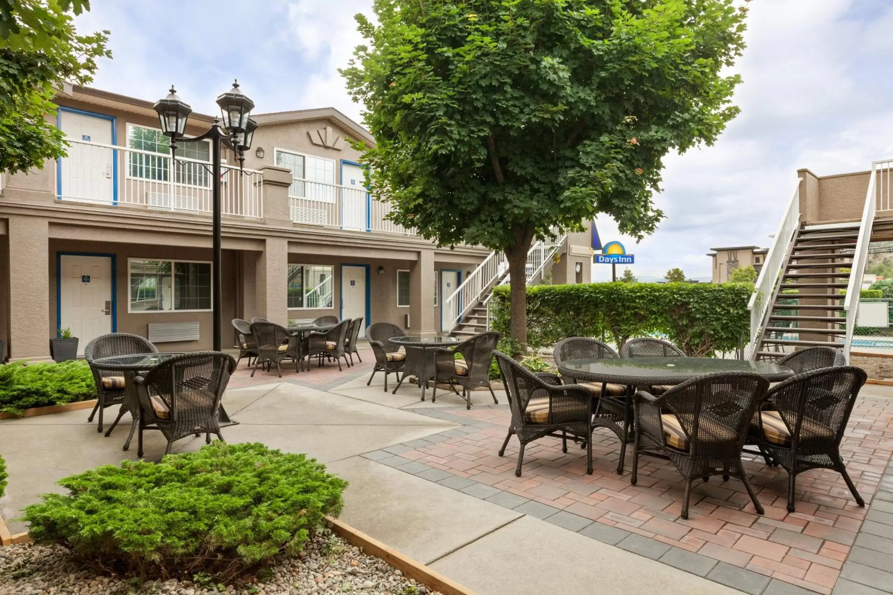 Balcony/Terrace, Restaurant/Places to Eat in Days Inn by Wyndham Kelowna