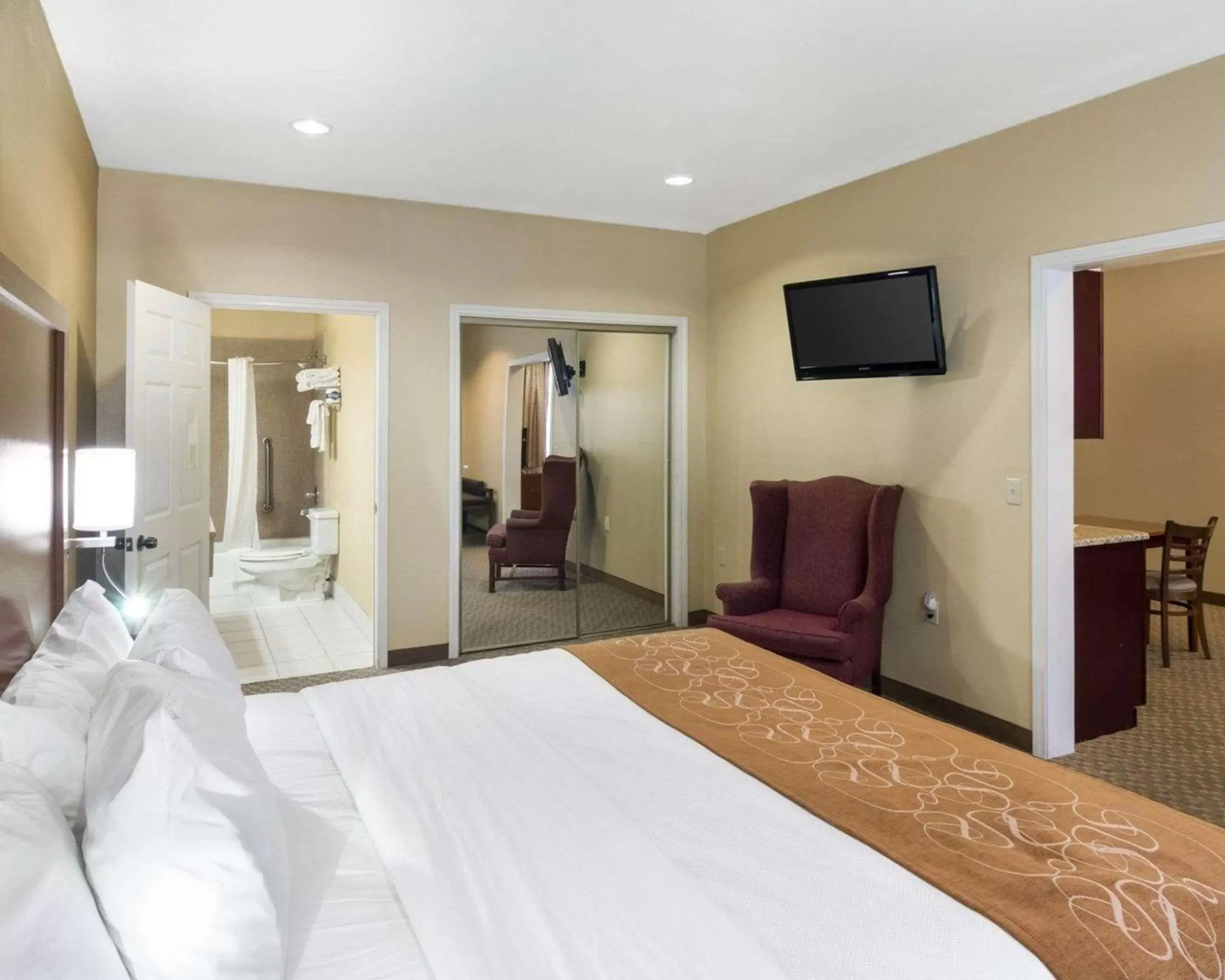 Photo of the whole room, Bed in Quality Suites Midland