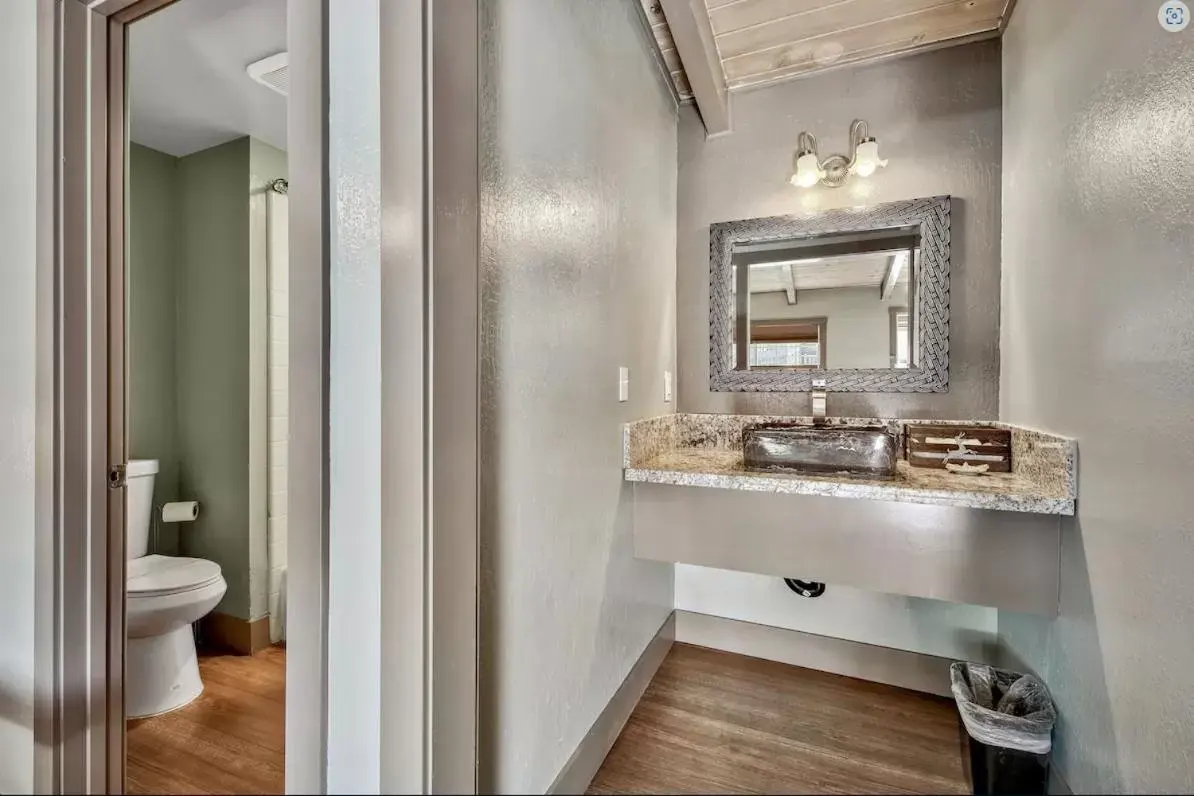 Bathroom in Blue Jay Lodge