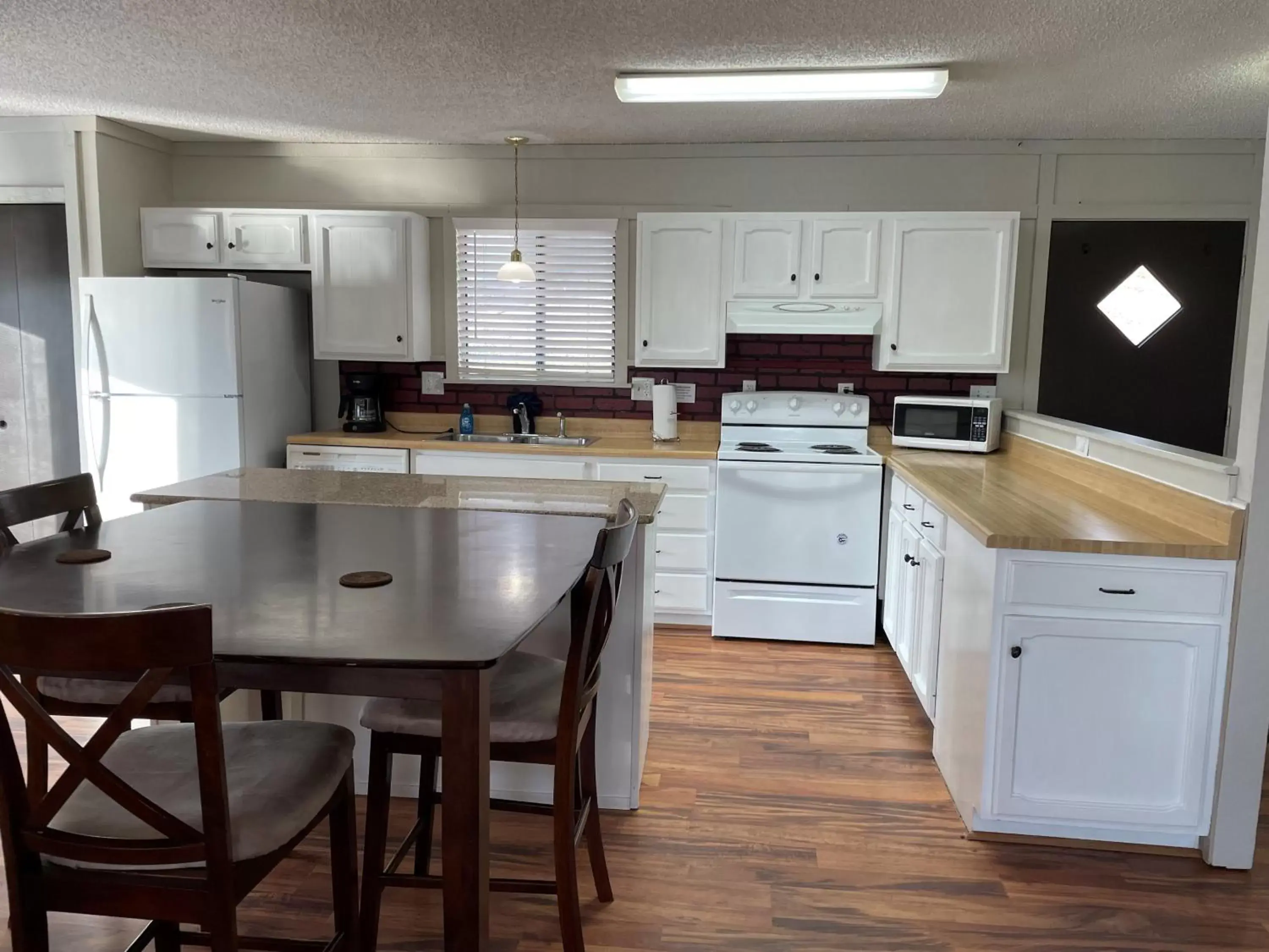 Kitchen/Kitchenette in Sunset Beach Resort