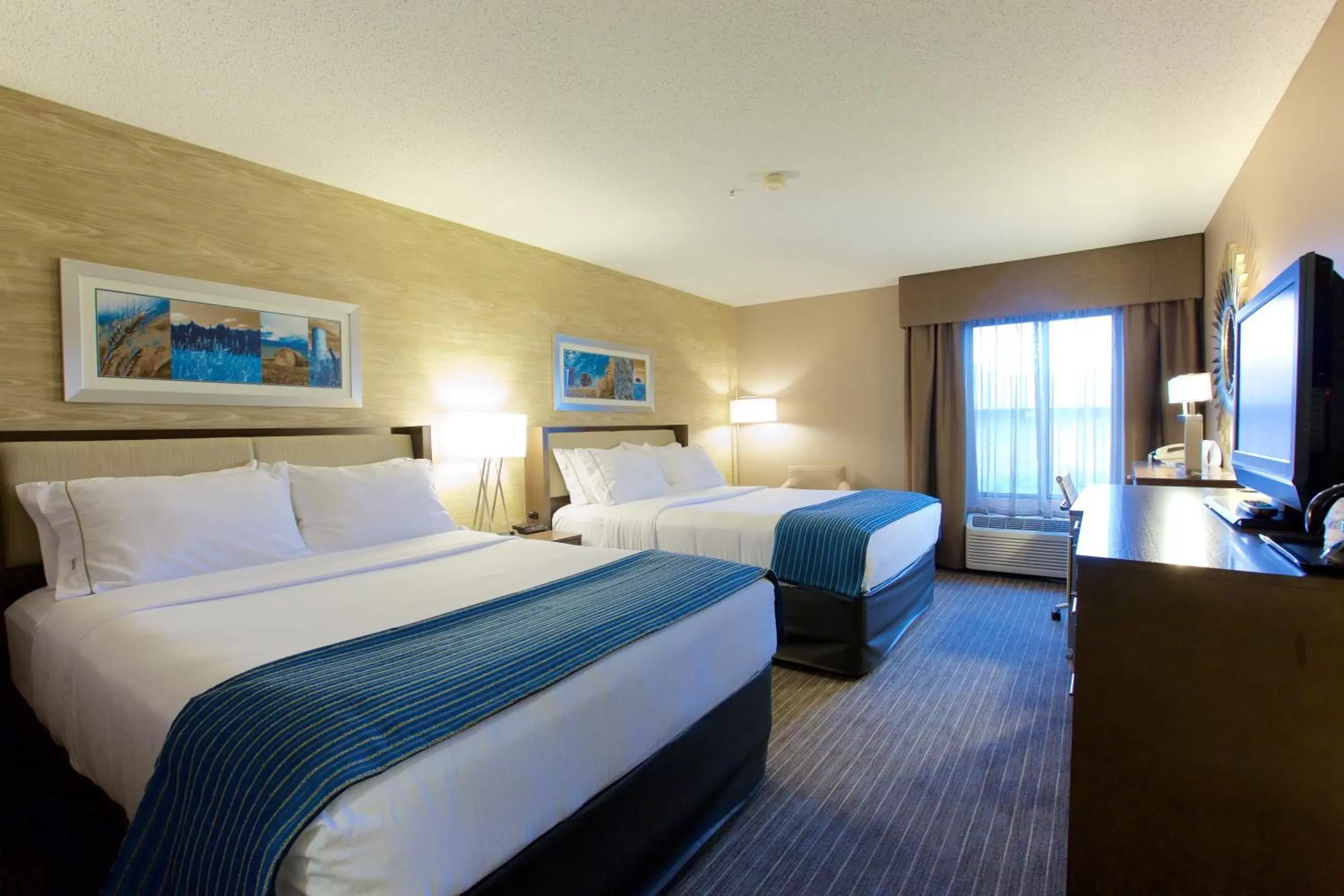 Photo of the whole room, Bed in Holiday Inn Express Fargo - West Acres, an IHG Hotel