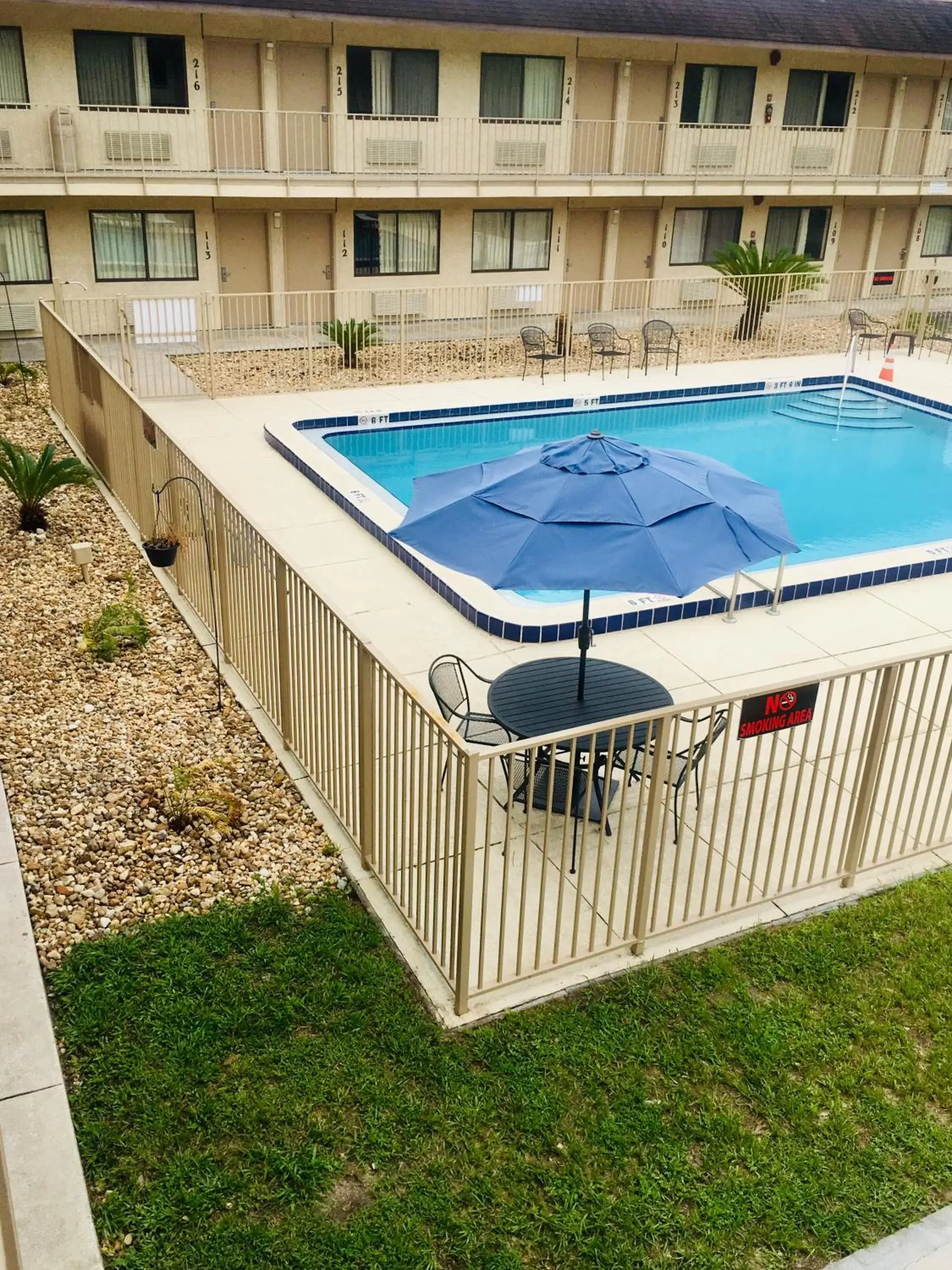 Garden, Swimming Pool in Americas Best Value Inn - Lake City