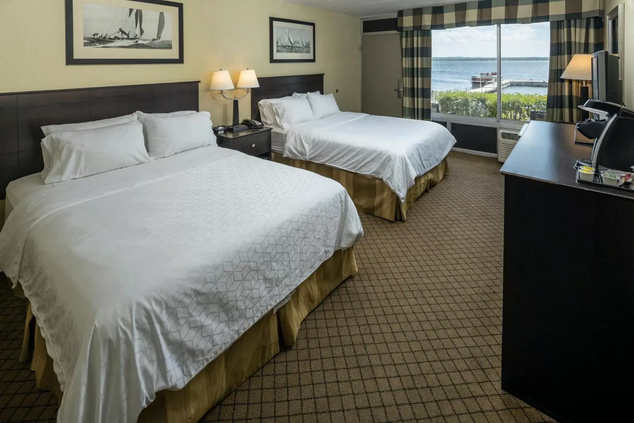 Photo of the whole room, Bed in Holiday Inn Detroit Lakes, an IHG Hotel