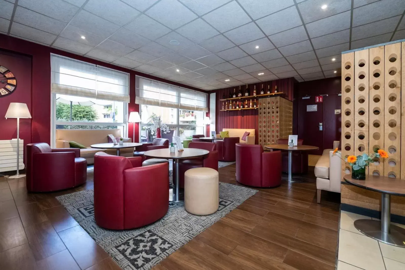 Seating area, Lounge/Bar in Campanile Reims Centre - Cathedrale