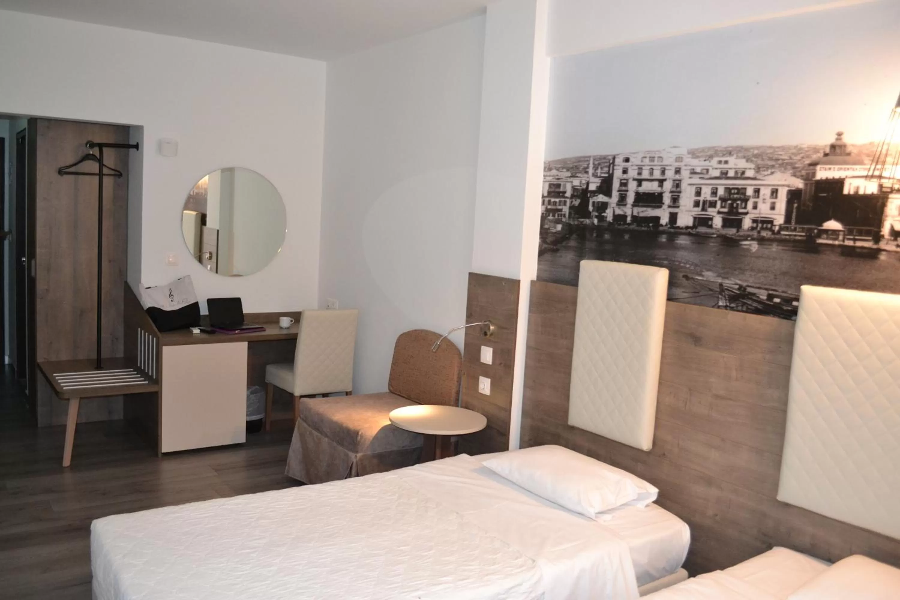 Photo of the whole room, Bed in Metropolitan