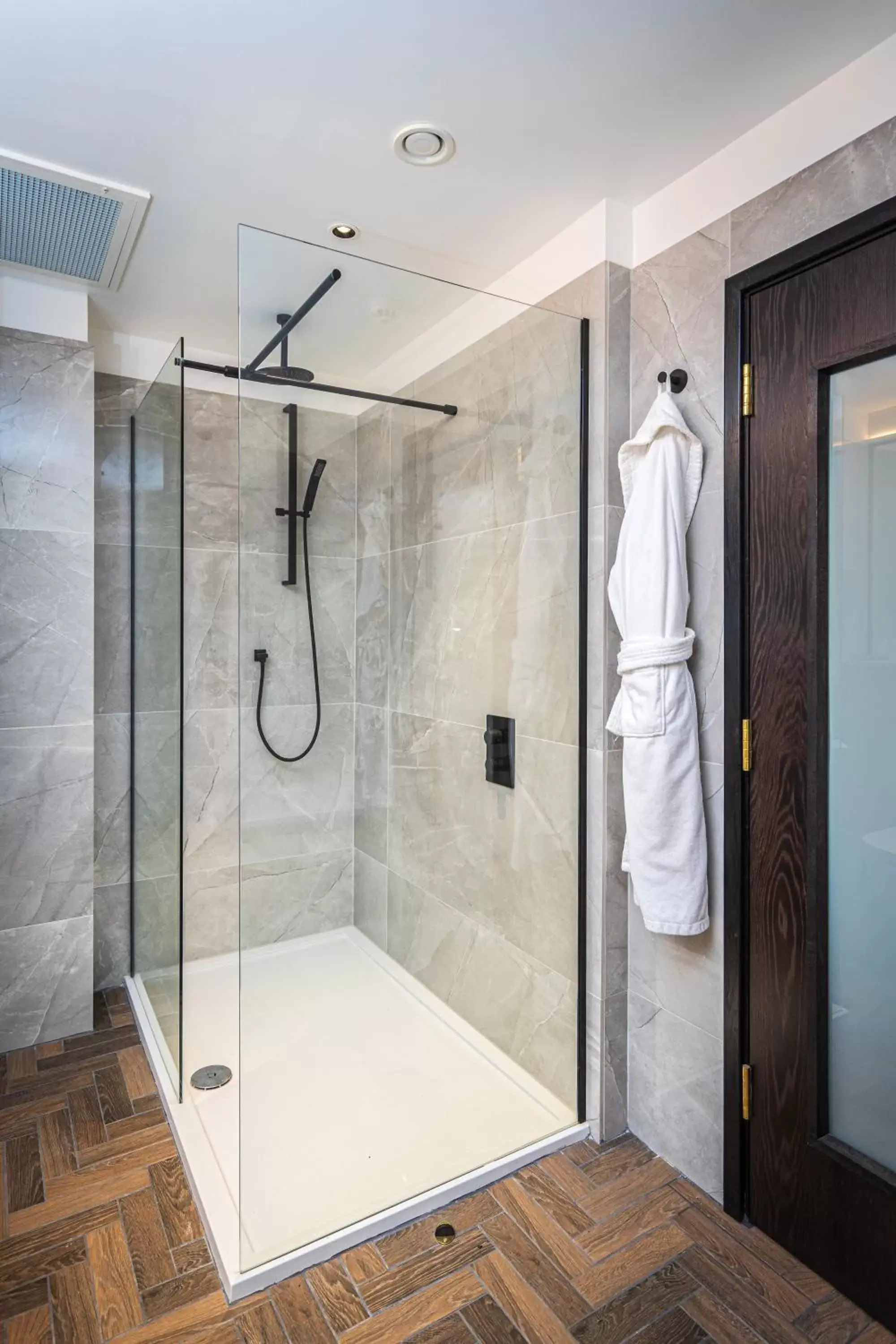 Shower, Bathroom in Europa Hotel