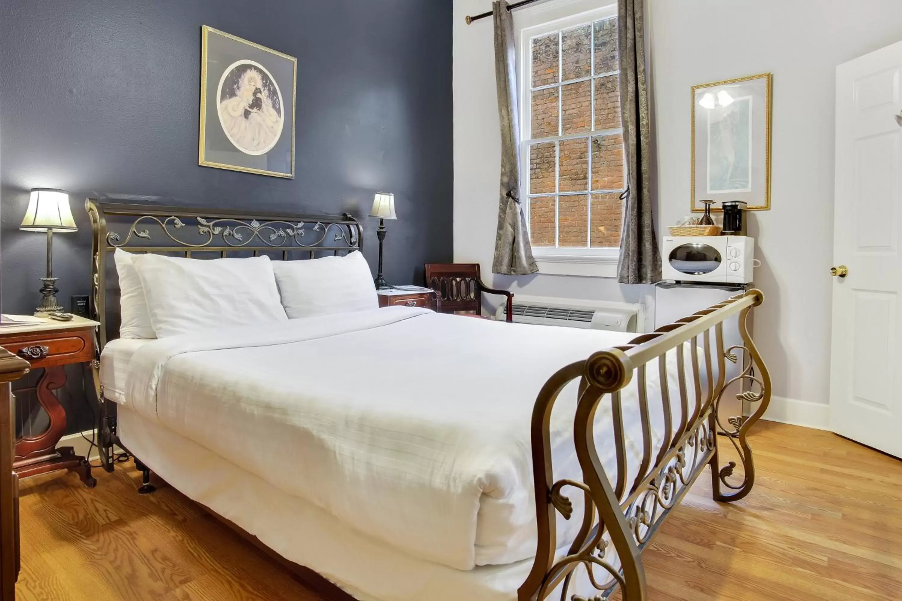 Bedroom, Bed in Rathbone Mansions New Orleans