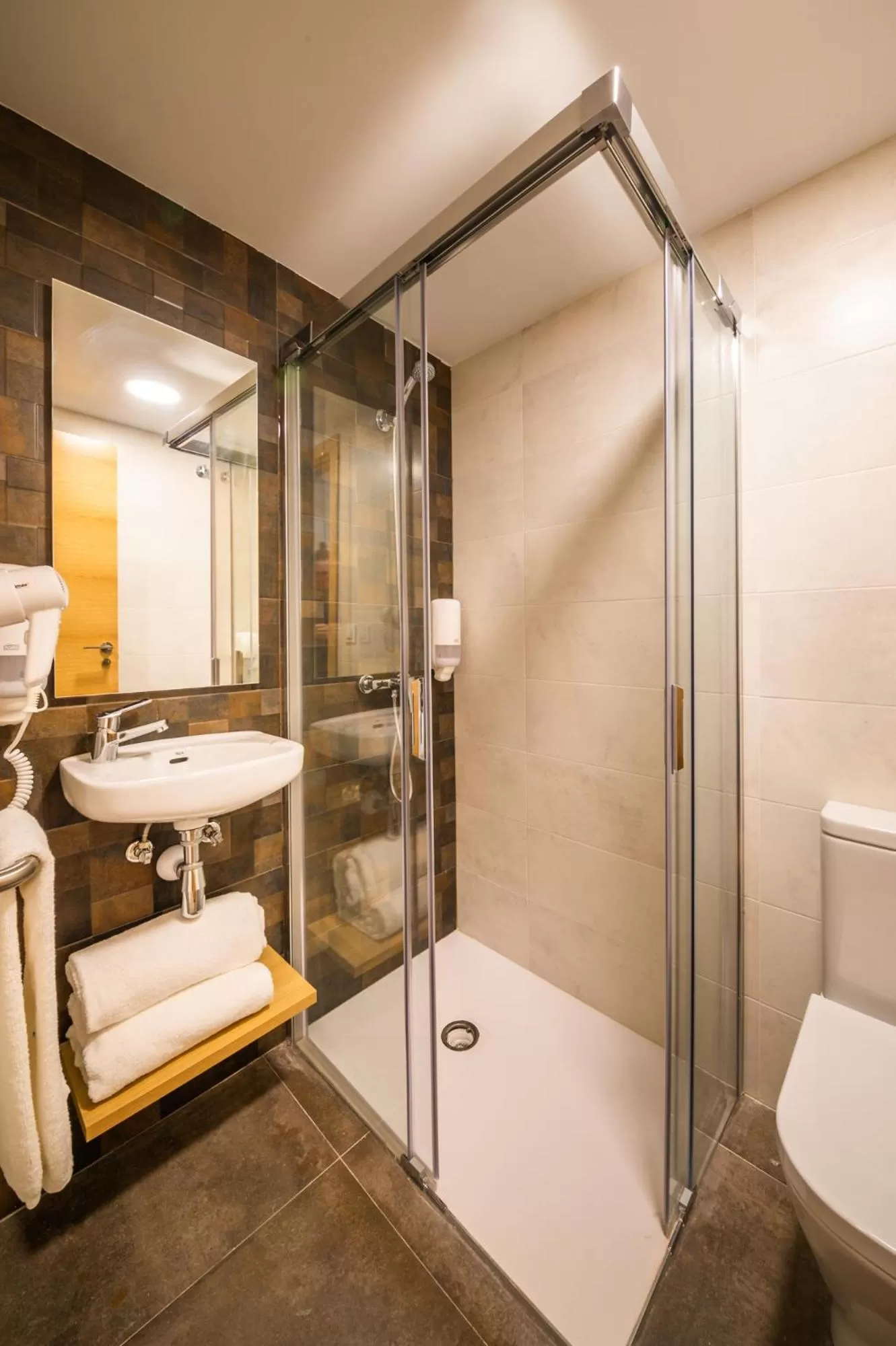 Shower, Bathroom in Hotel Vas Vitoria AutoCheckIn