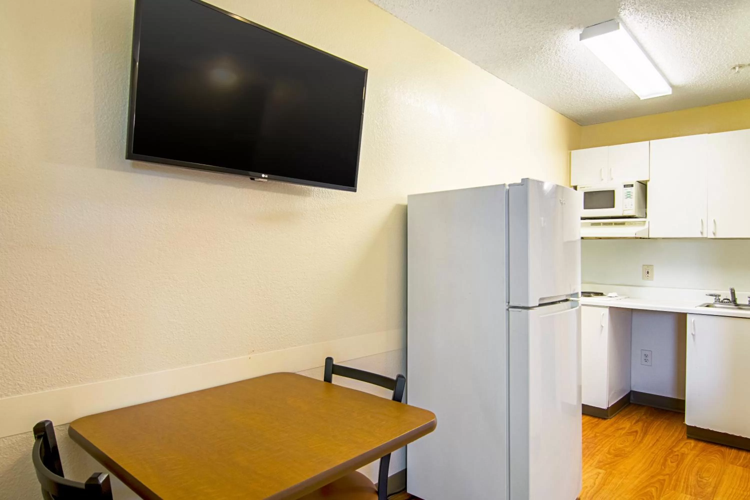 Photo of the whole room in HomeTowne Studios by Red Roof Chicago - Waukegan